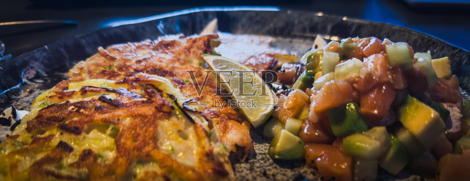 土豆煎饼配淡盐三文鱼,鳄梨和奶油照片摄影图片