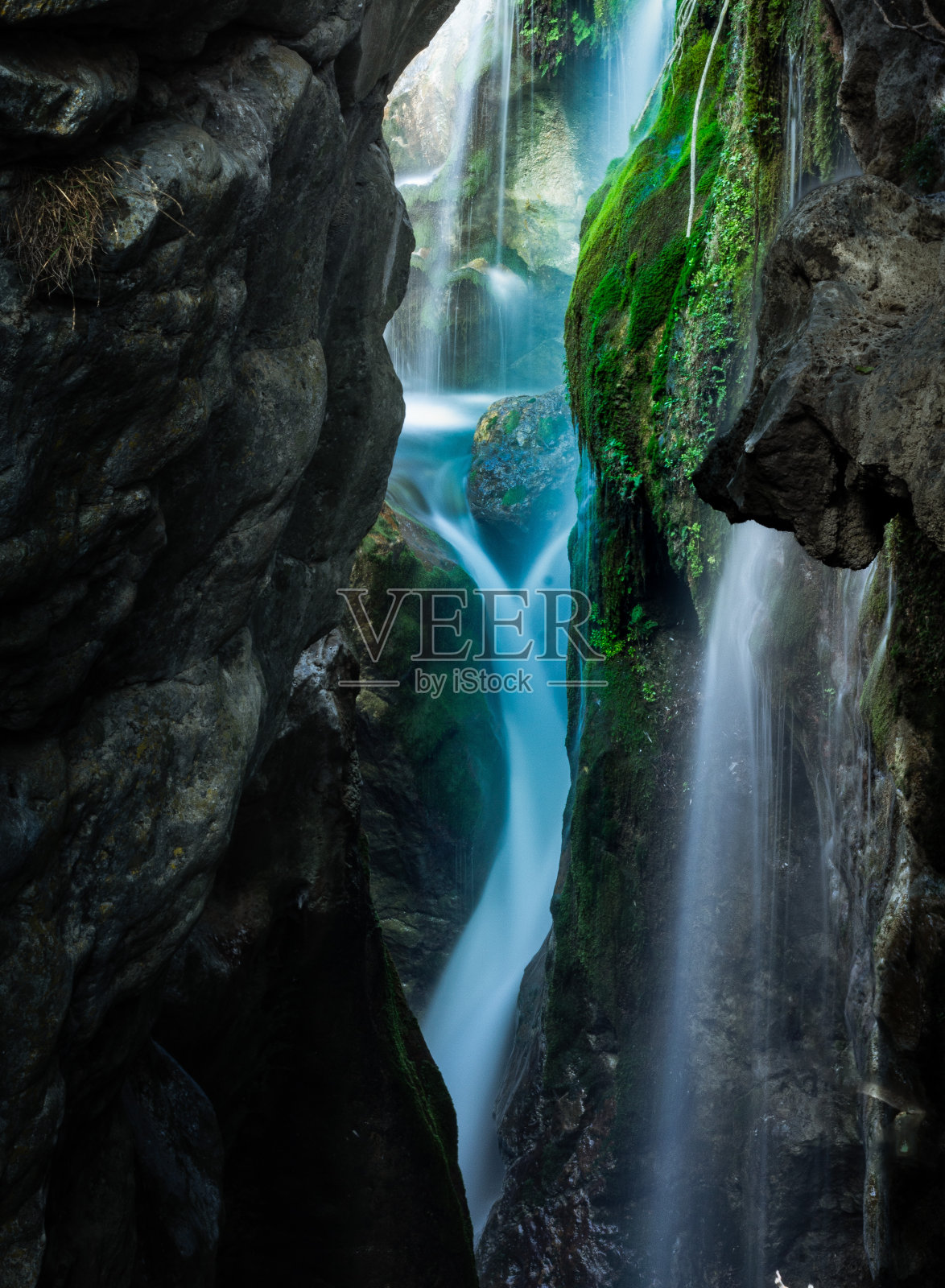 山间瀑布照片摄影图片