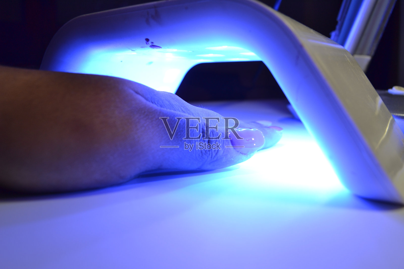 Uv灯,美容手照片摄影图片