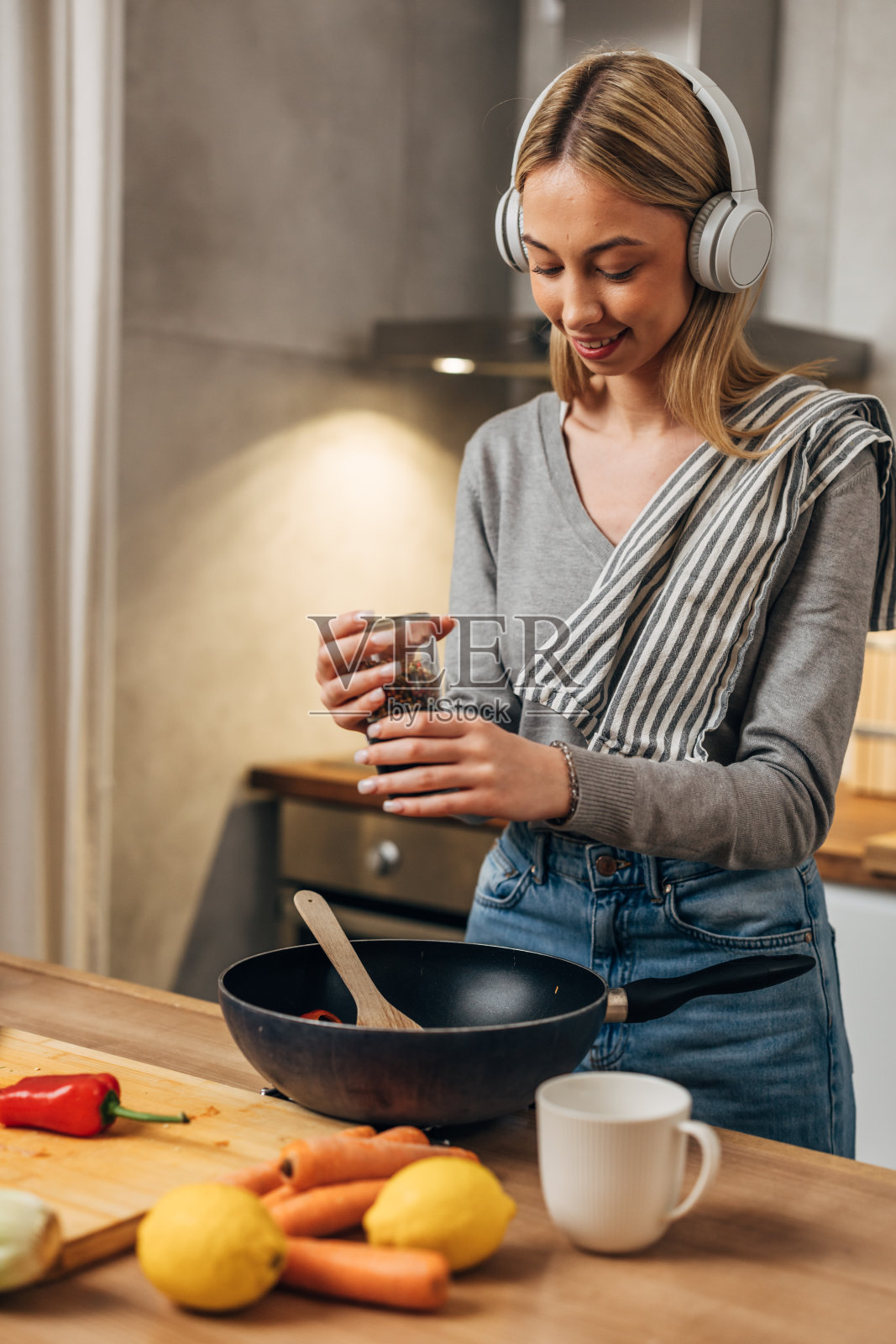 女人在厨房准备食物照片摄影图片