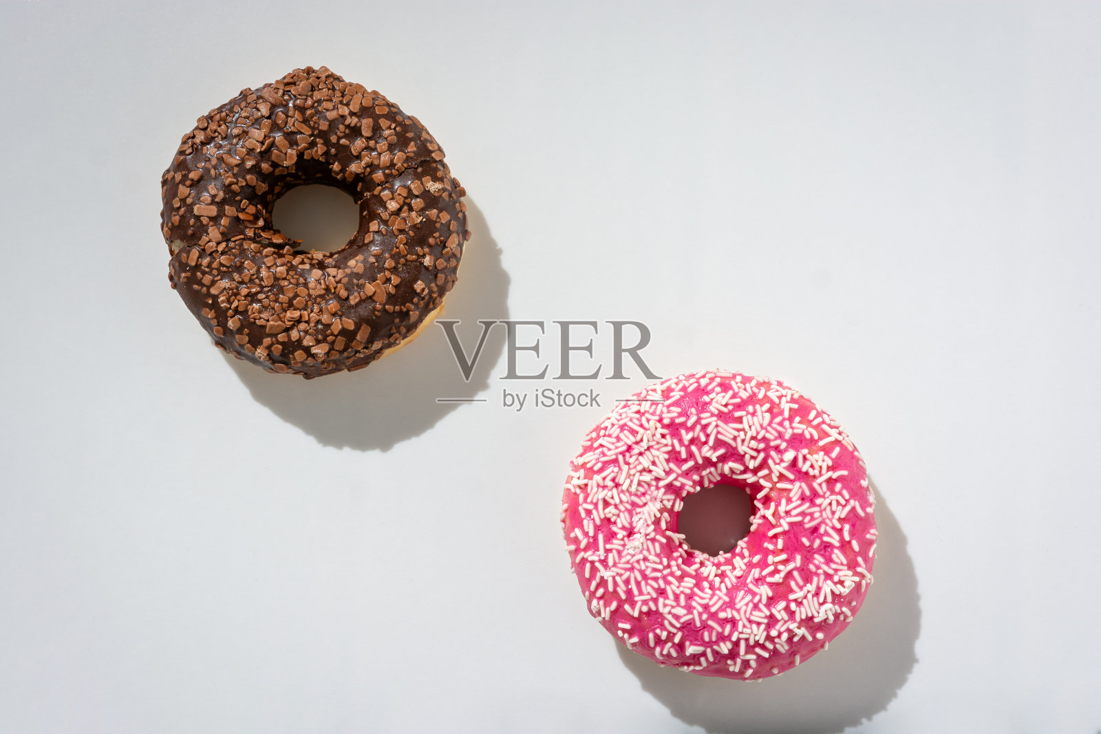 白色背景上的甜甜圈照片摄影图片