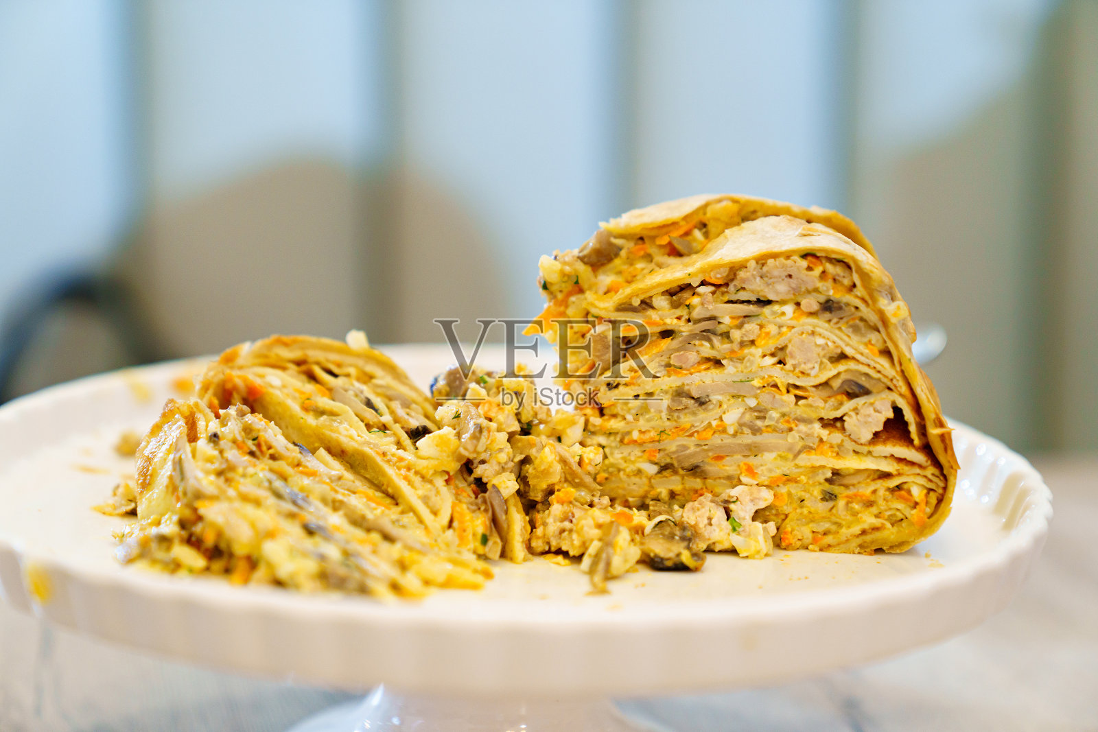 有肉和蘑菇的煎饼派。传统的俄罗斯库尔尼克派。照片摄影图片