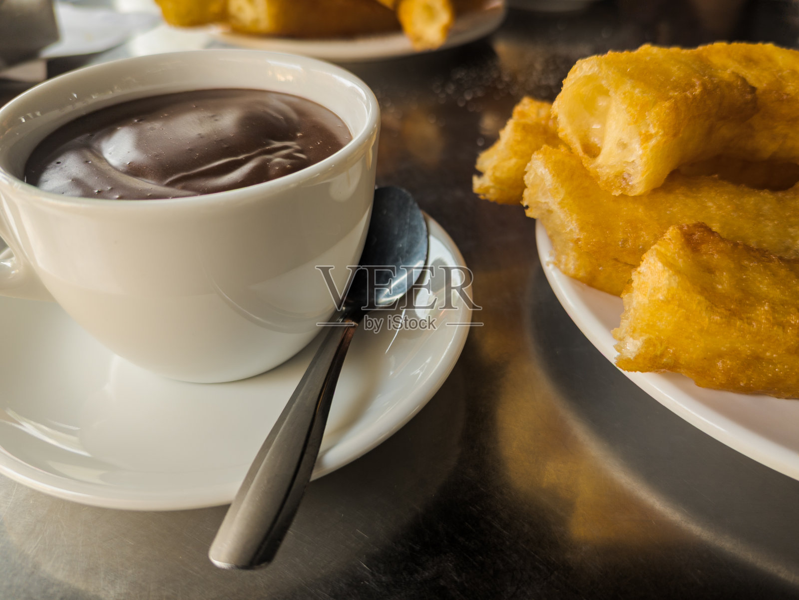 巧克力油条的特写,这是西班牙美食的典型菜式照片摄影图片