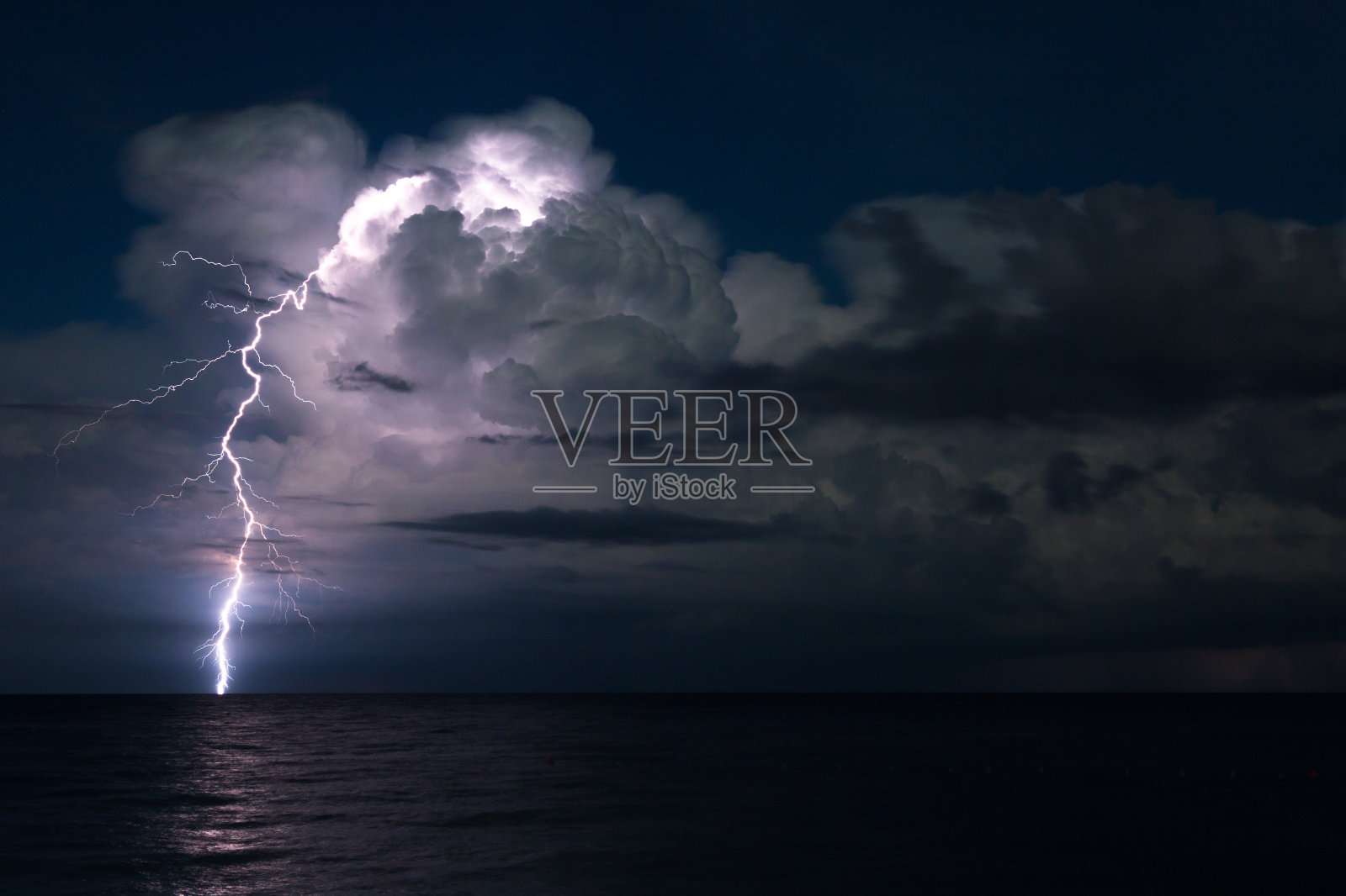 明亮的闪电在夜晚越过海洋,坏天气和坏天气的概念照片摄影图片