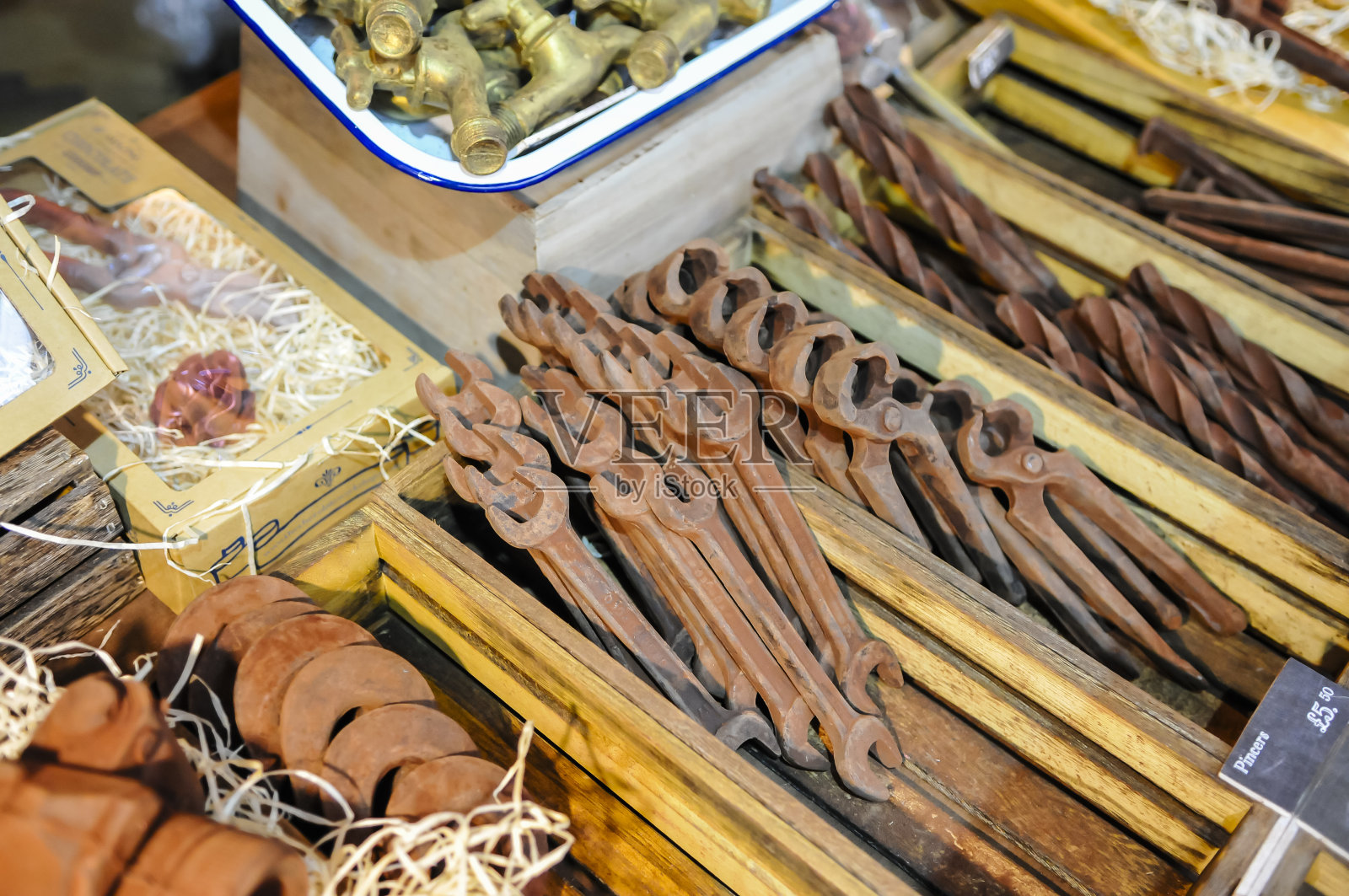 扳手、钻头、螺丝、垫圈和螺母全部由巧克力制成。照片摄影图片