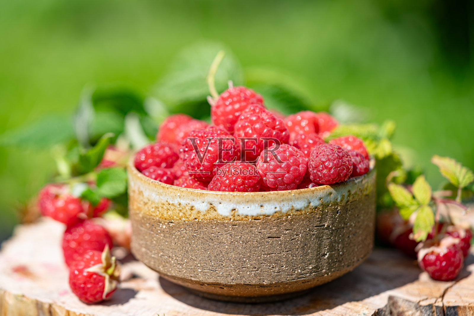 一碗成熟的覆盆子照片摄影图片