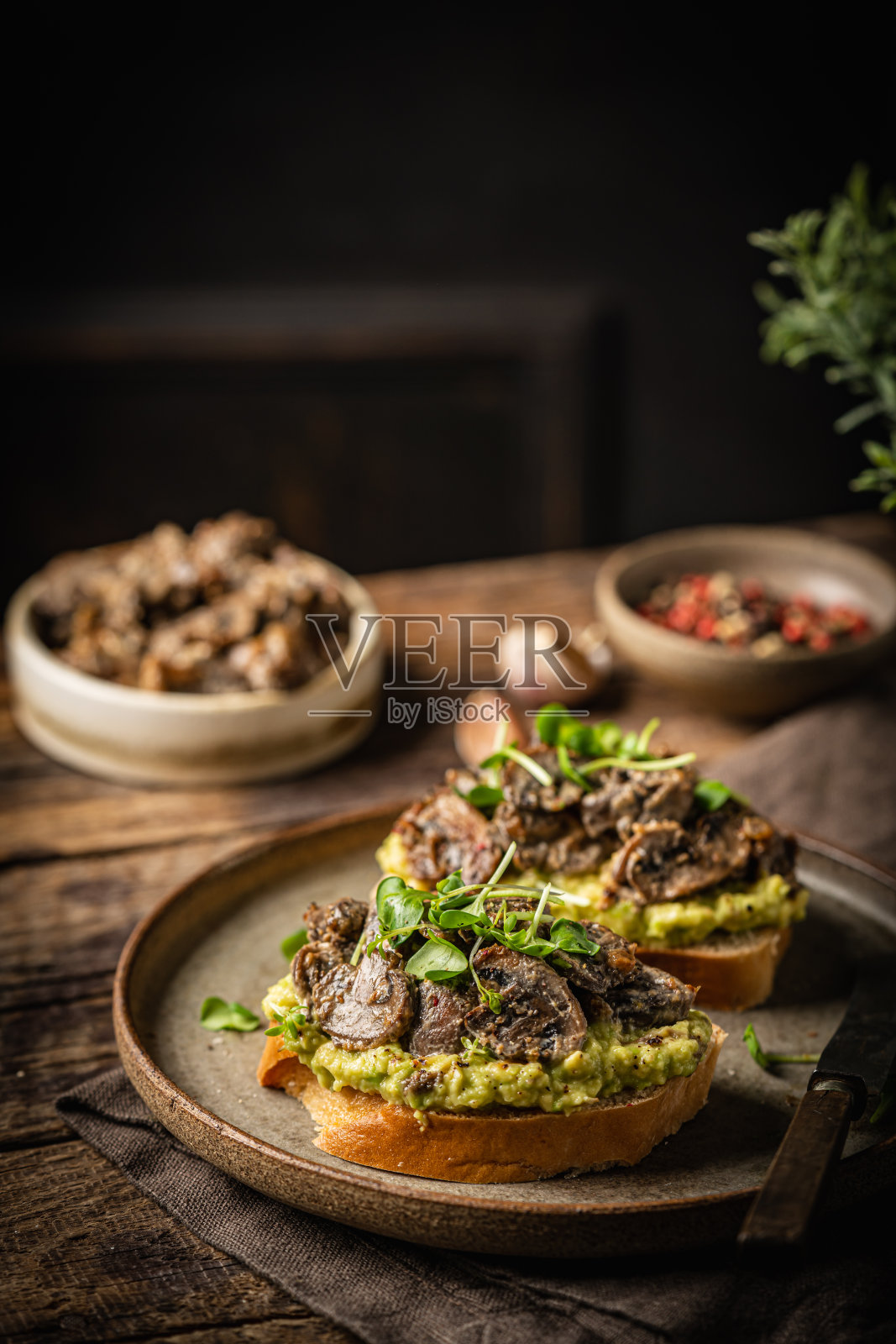 牛油果蘑菇吐司照片摄影图片