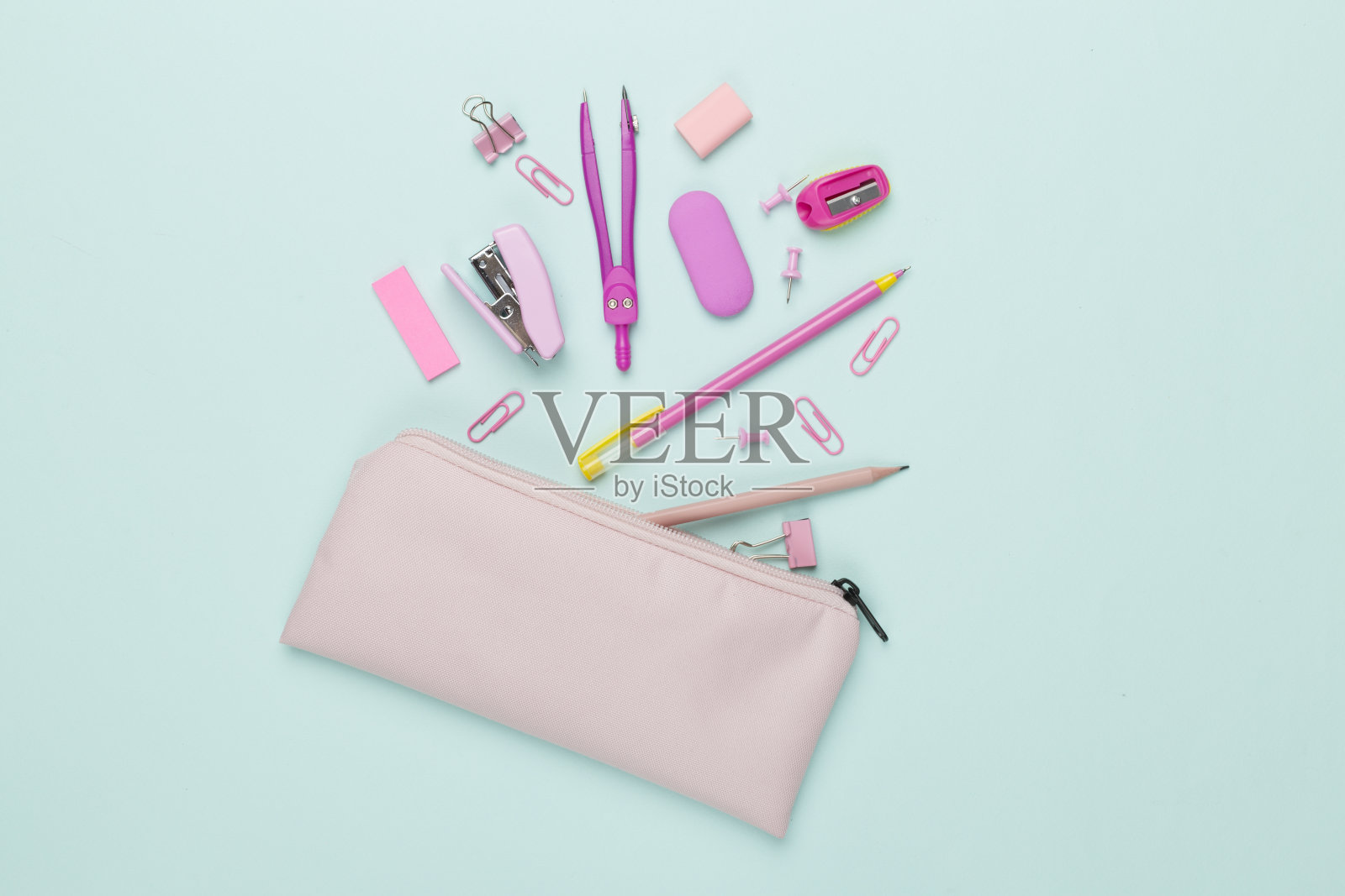 粉红色文具盒与学校文具的彩色背景,俯视图照片摄影图片