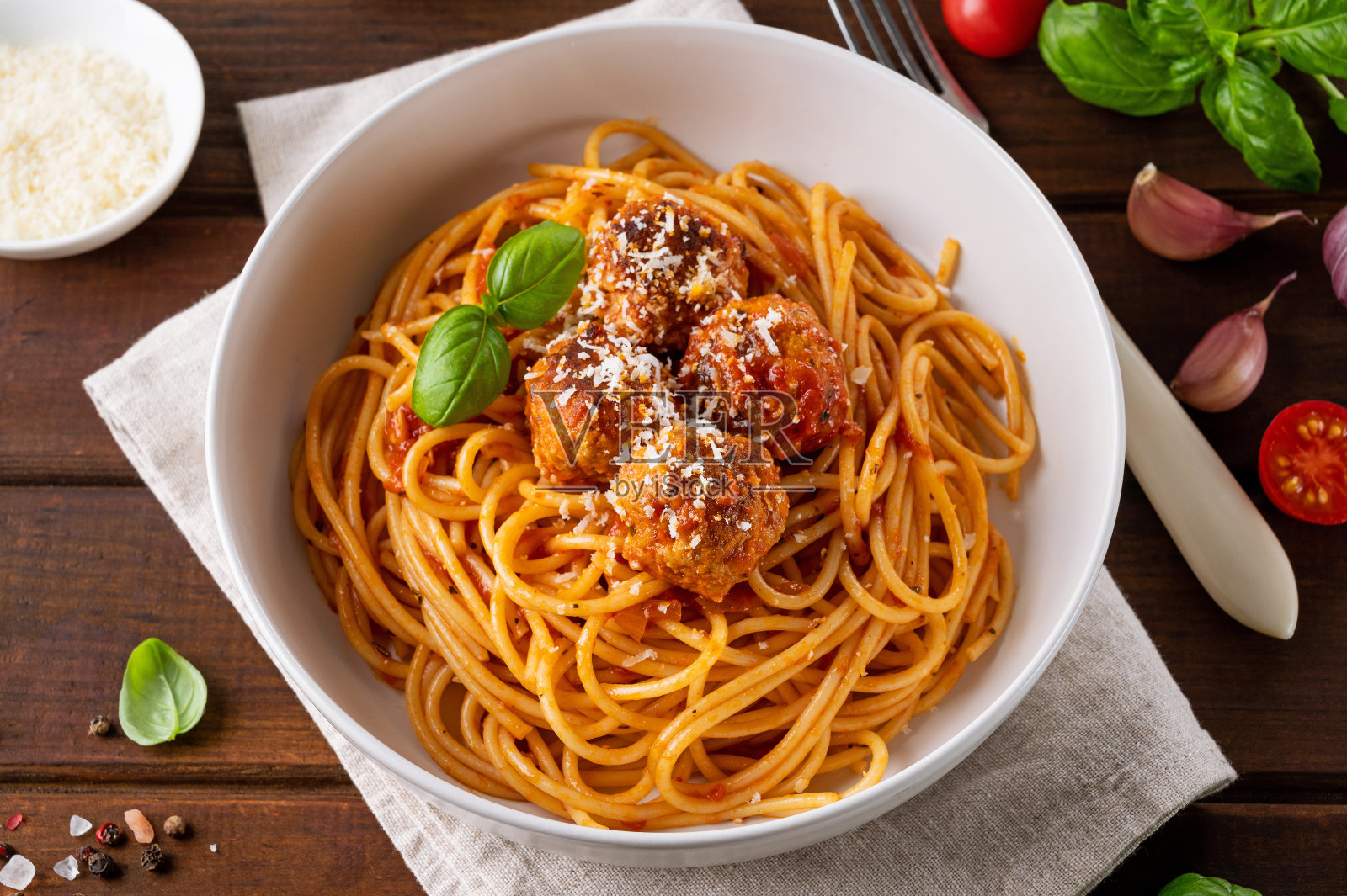 传统意大利面配肉丸、番茄酱和帕尔马干酪,选择性聚焦。舒适的食物。照片摄影图片