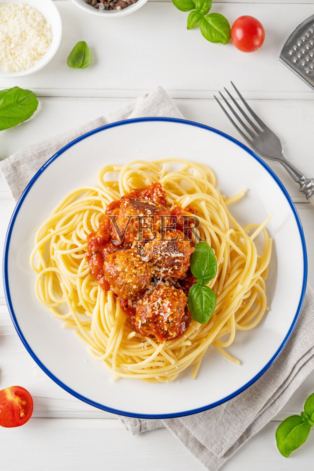 传统意大利面配肉丸、番茄酱和帕尔马干酪,选择性聚焦。舒适的食物。照片摄影图片