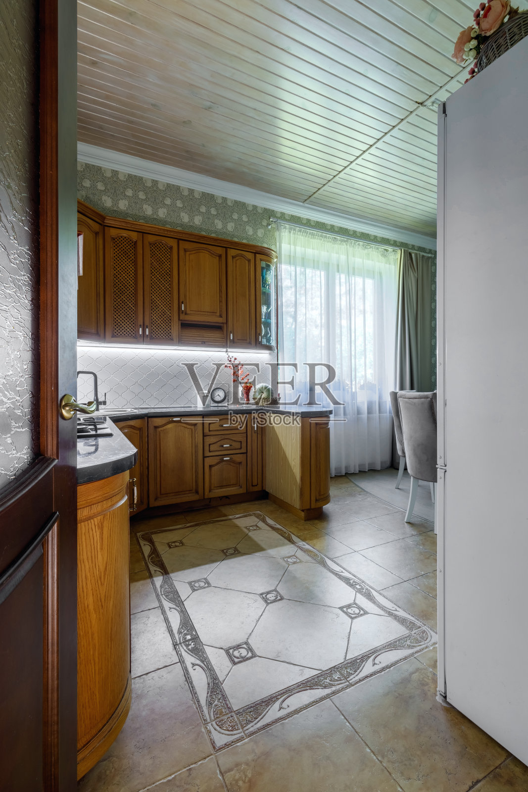 实心橡木厨房,配有时钟和南瓜照片摄影图片