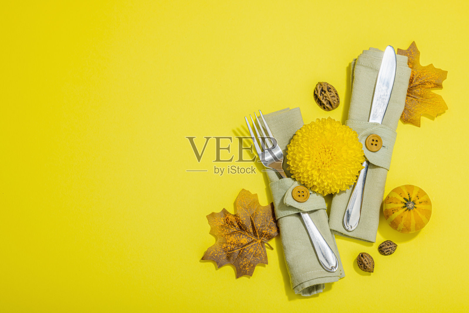 秋天的餐桌摆设。感恩节餐具,传统的秋季装饰,平放。节日温馨心情照片摄影图片