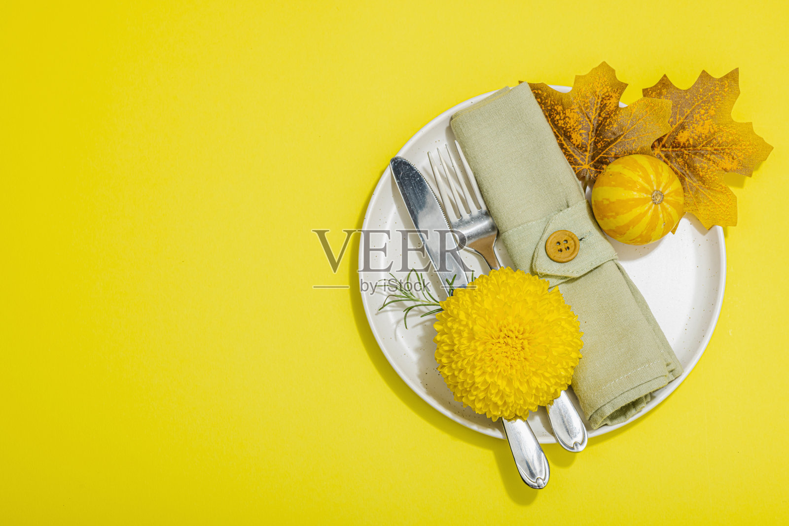 秋天的餐桌摆设。感恩节餐具,传统的秋季装饰,平放。节日温馨心情照片摄影图片