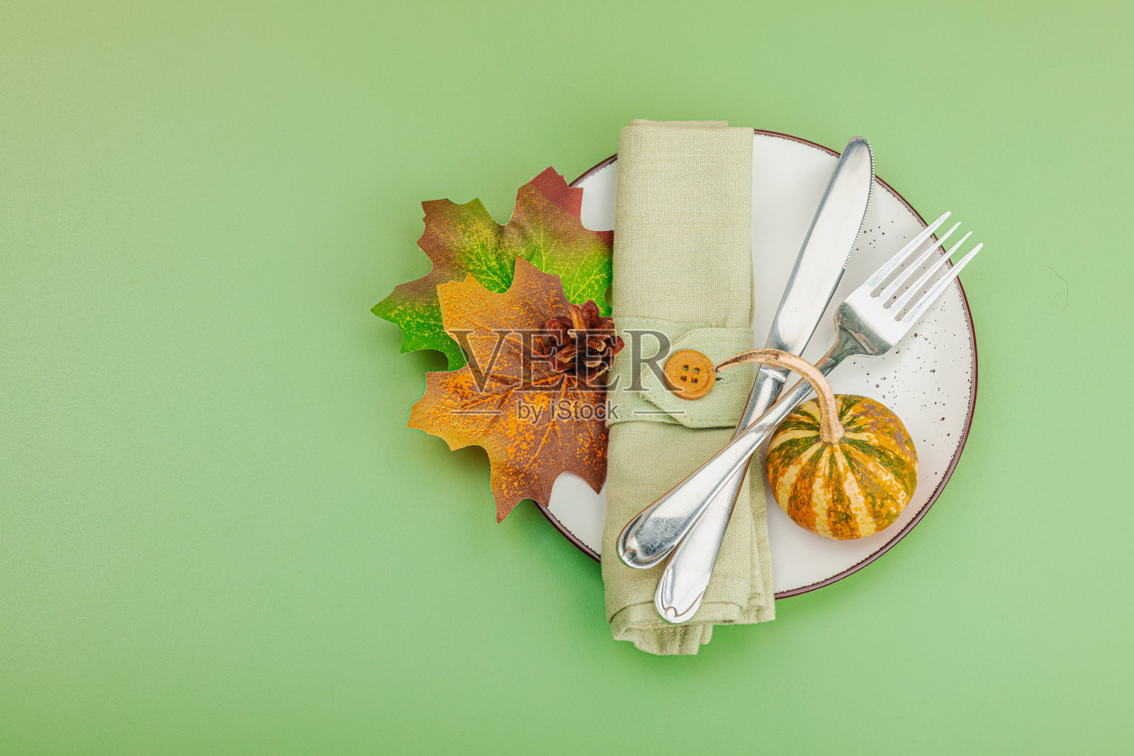 秋天的餐桌摆设。感恩节餐具,传统的秋季装饰,平放。节日温馨心情照片摄影图片