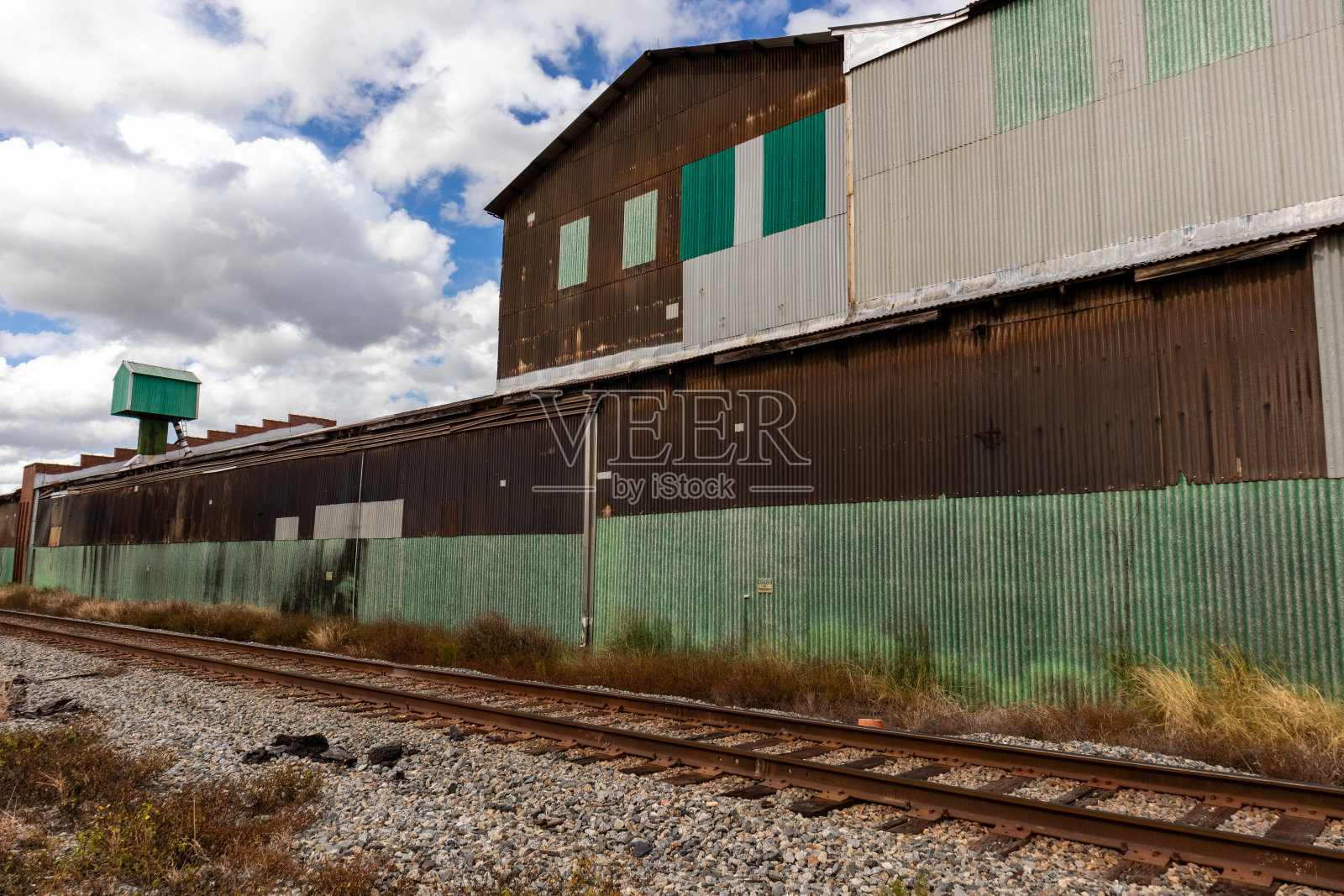 铁路旁的废弃仓库外观照片摄影图片