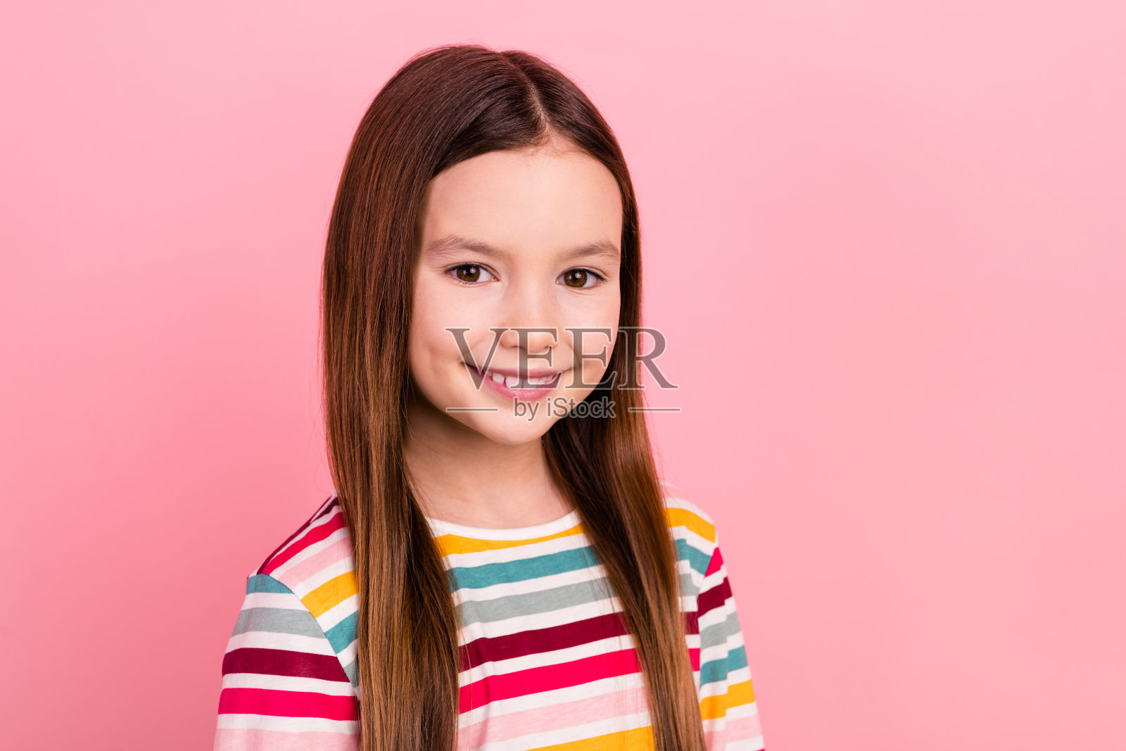 人的特写肖像小女孩牙齿的微笑新的口腔科广告广告牌模板隔离在粉红色的背景照片摄影图片