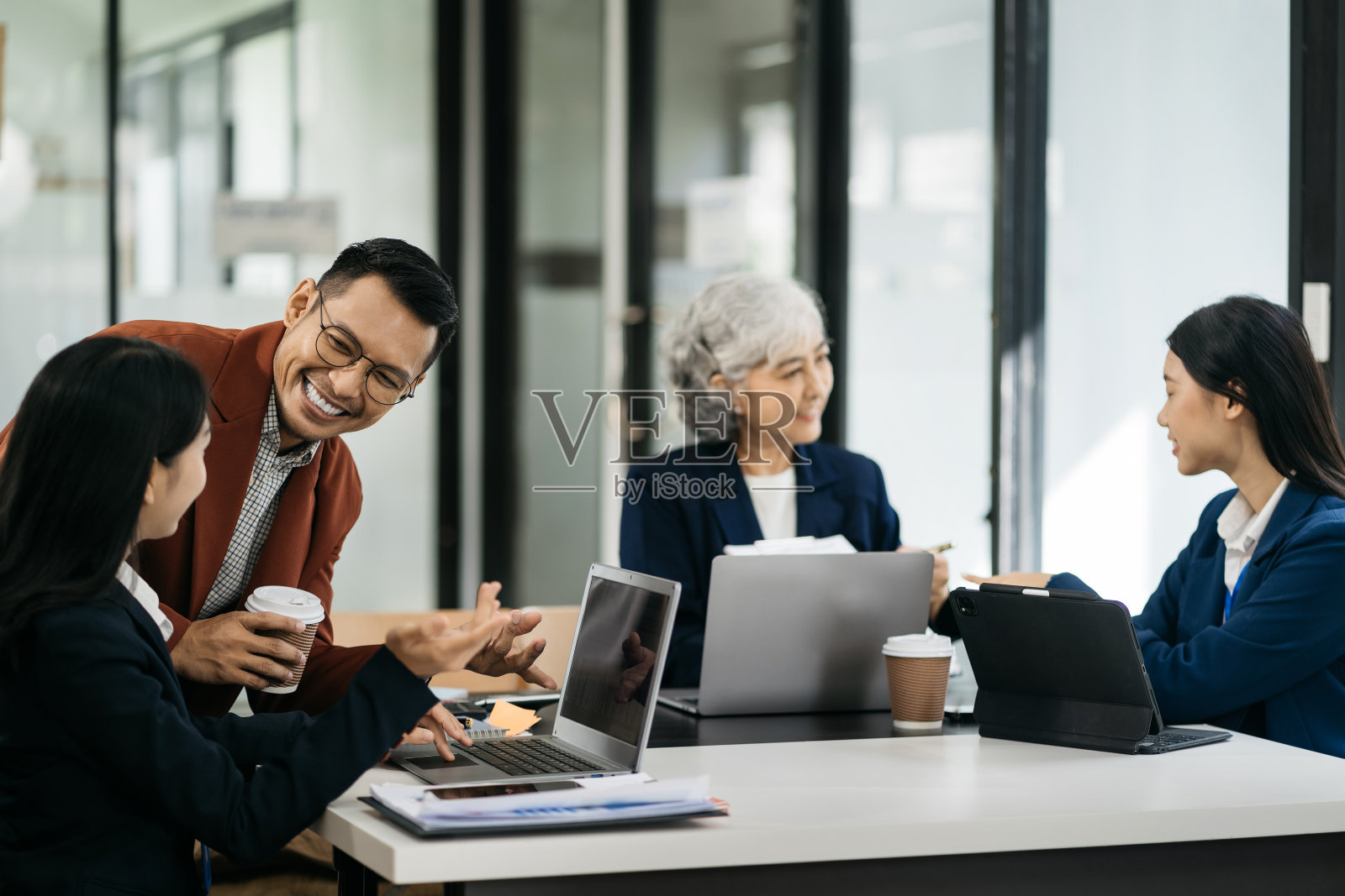 商务会议,客户经理,工作人员在电脑上搜索新启动项目的页面。表达想法,分析计划。照片摄影图片