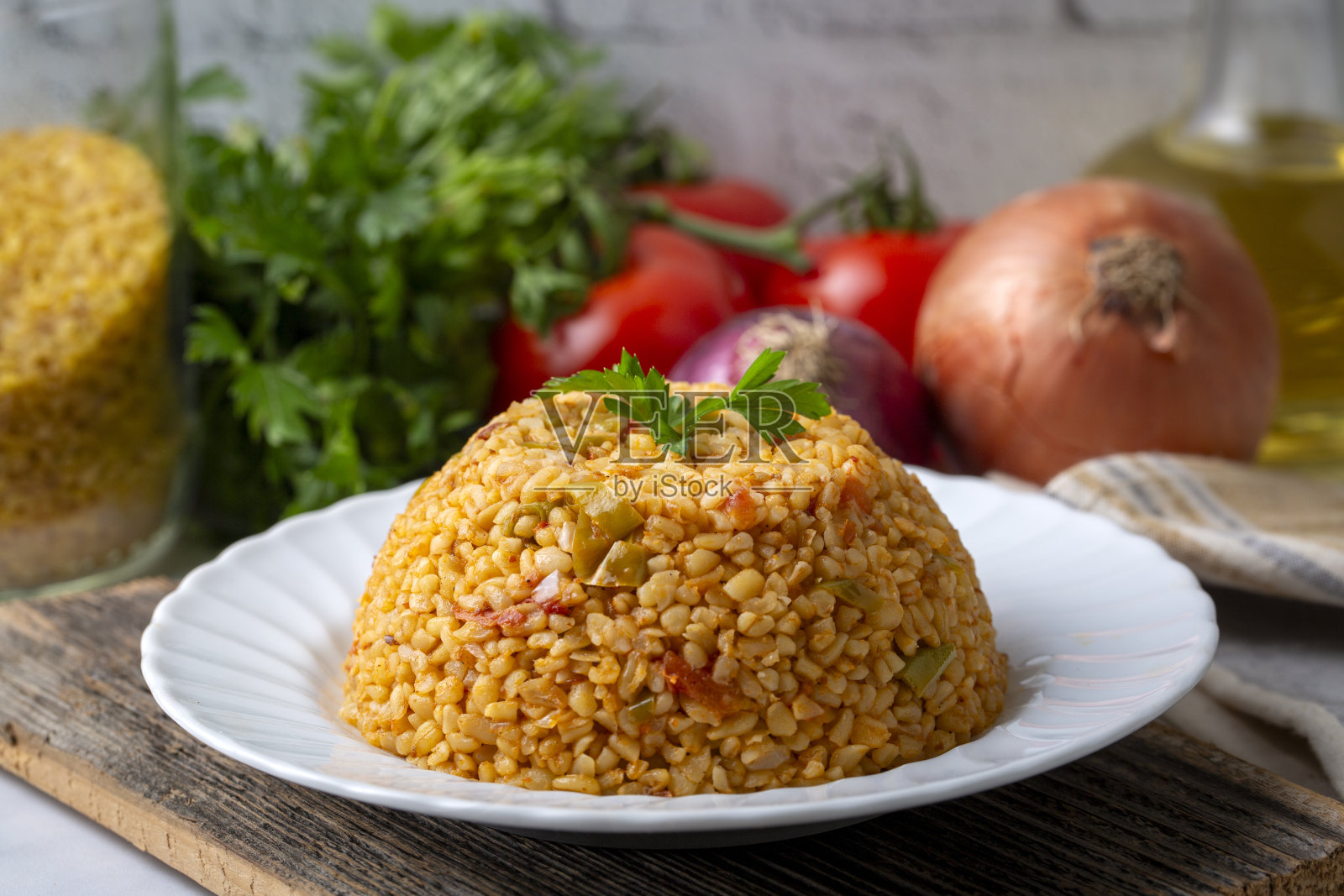 传统的土耳其bulgur肉饭与番茄酱盘(土耳其名称;meyhane pilavi)照片摄影图片