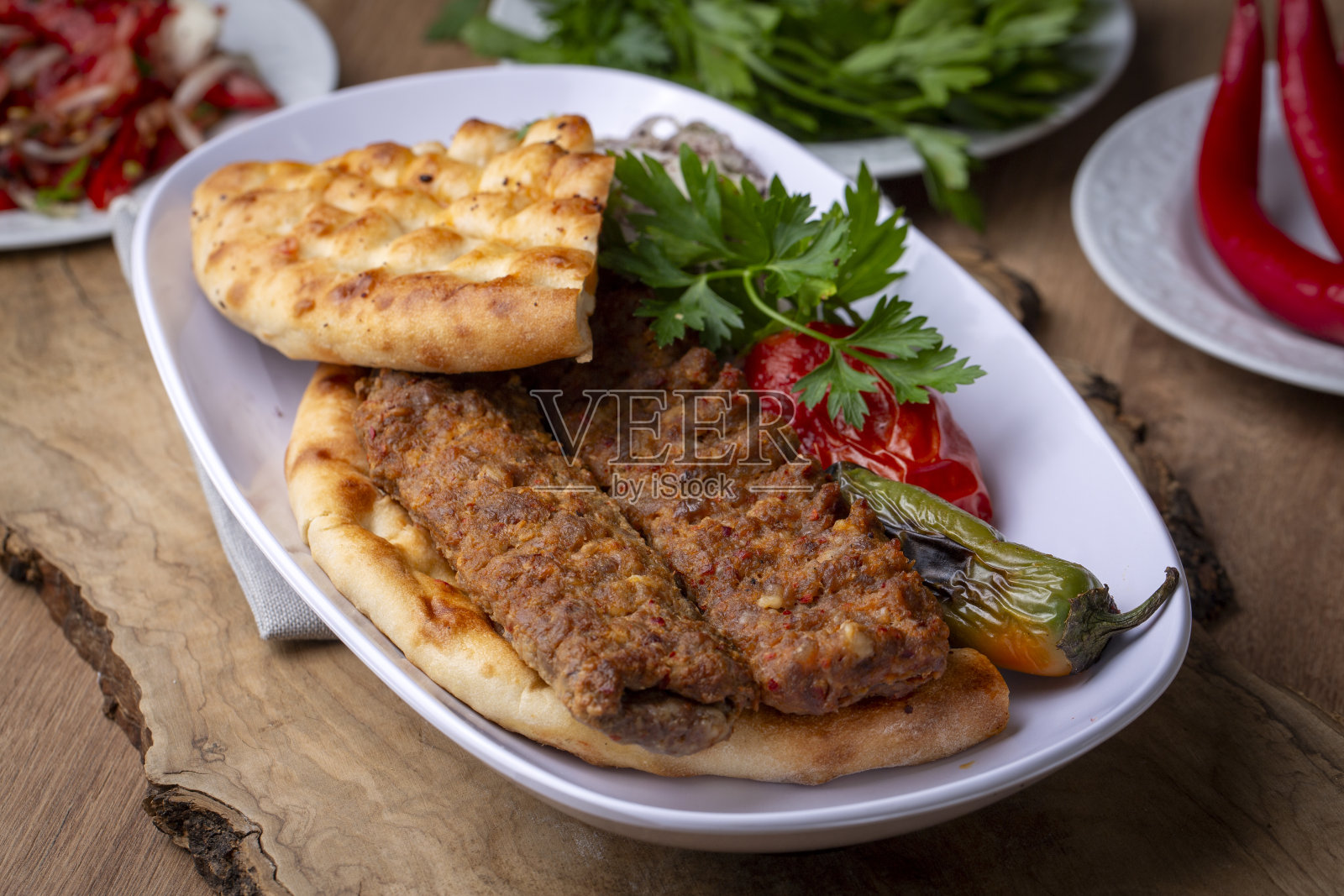 传统美味的土耳其食物;亚达那烤肉串照片摄影图片