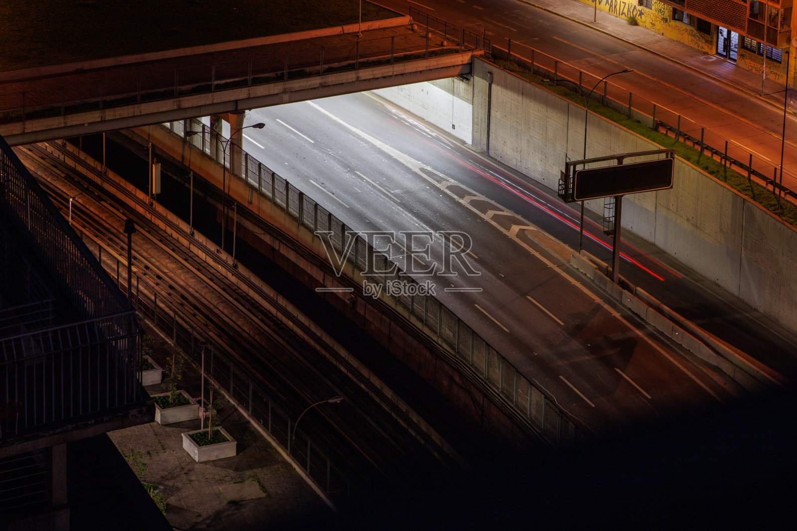 智利圣地亚哥市的居民和建筑照片摄影图片