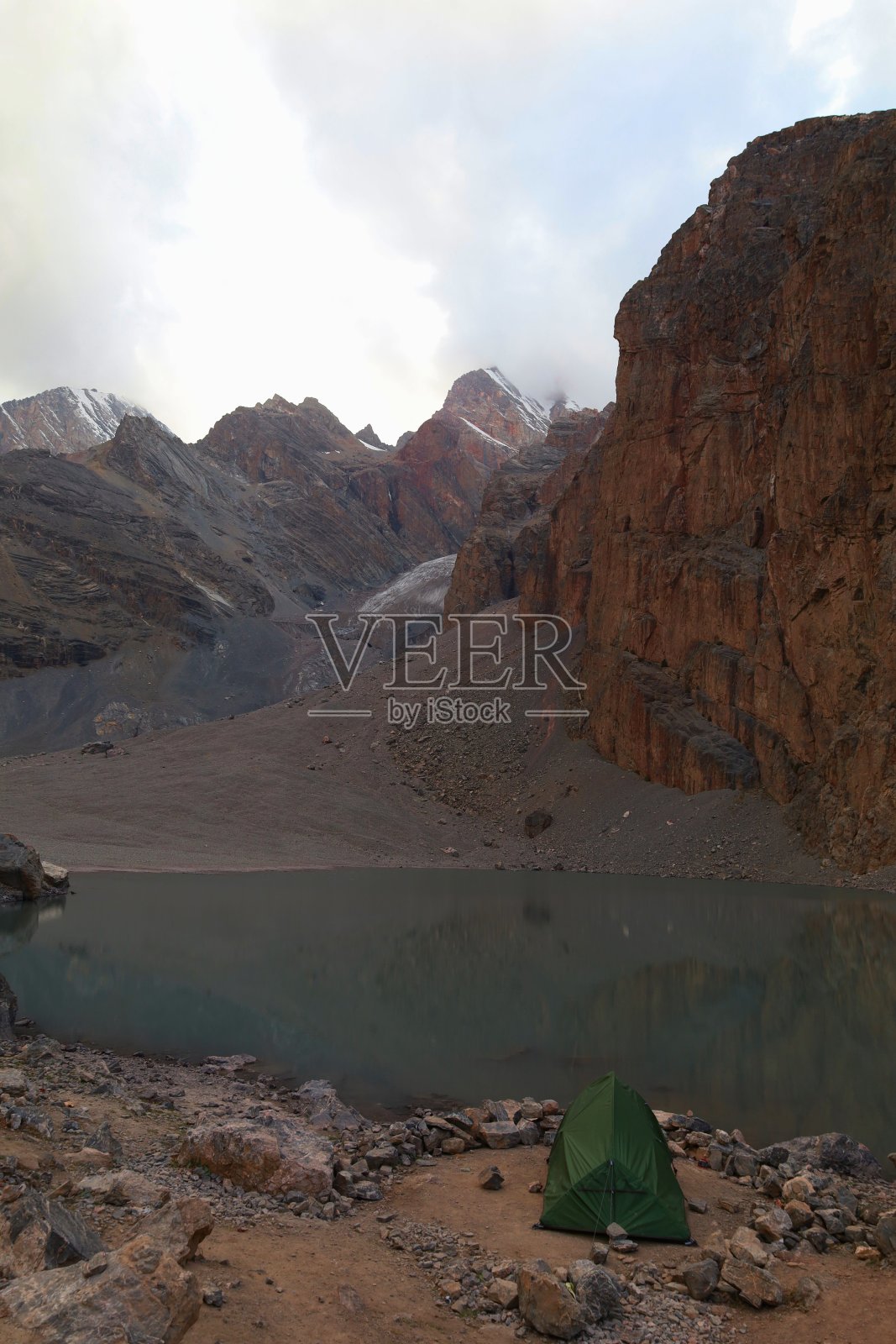 穆尼湖和钦塔尔加山口在背景中,位于塔吉克斯坦的钦塔尔加峰下照片摄影图片