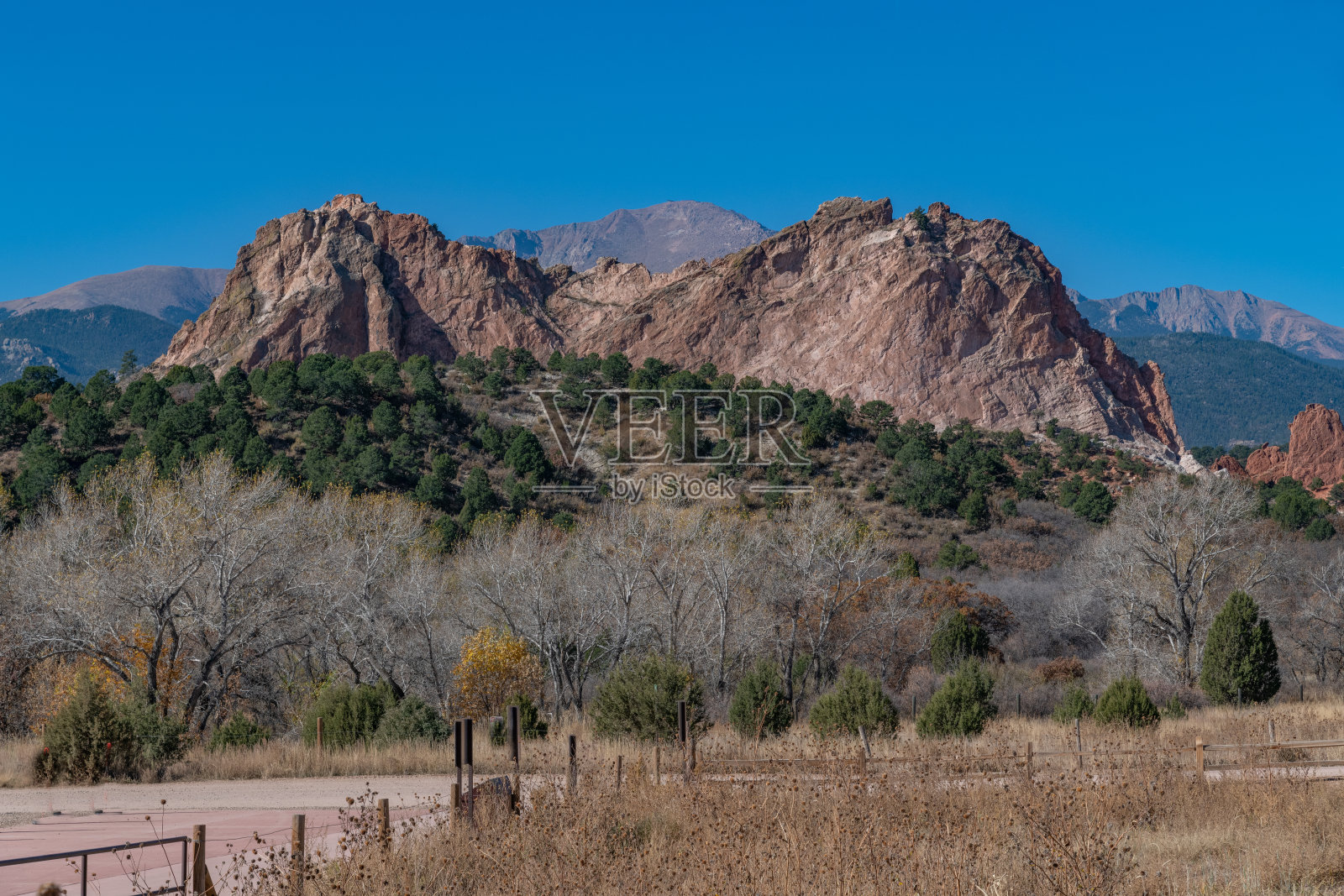 在北美美国西部科罗拉多斯普林斯的众神花园和派克峰森林中,红色和白色岩石的大量砂岩形成。照片摄影图片
