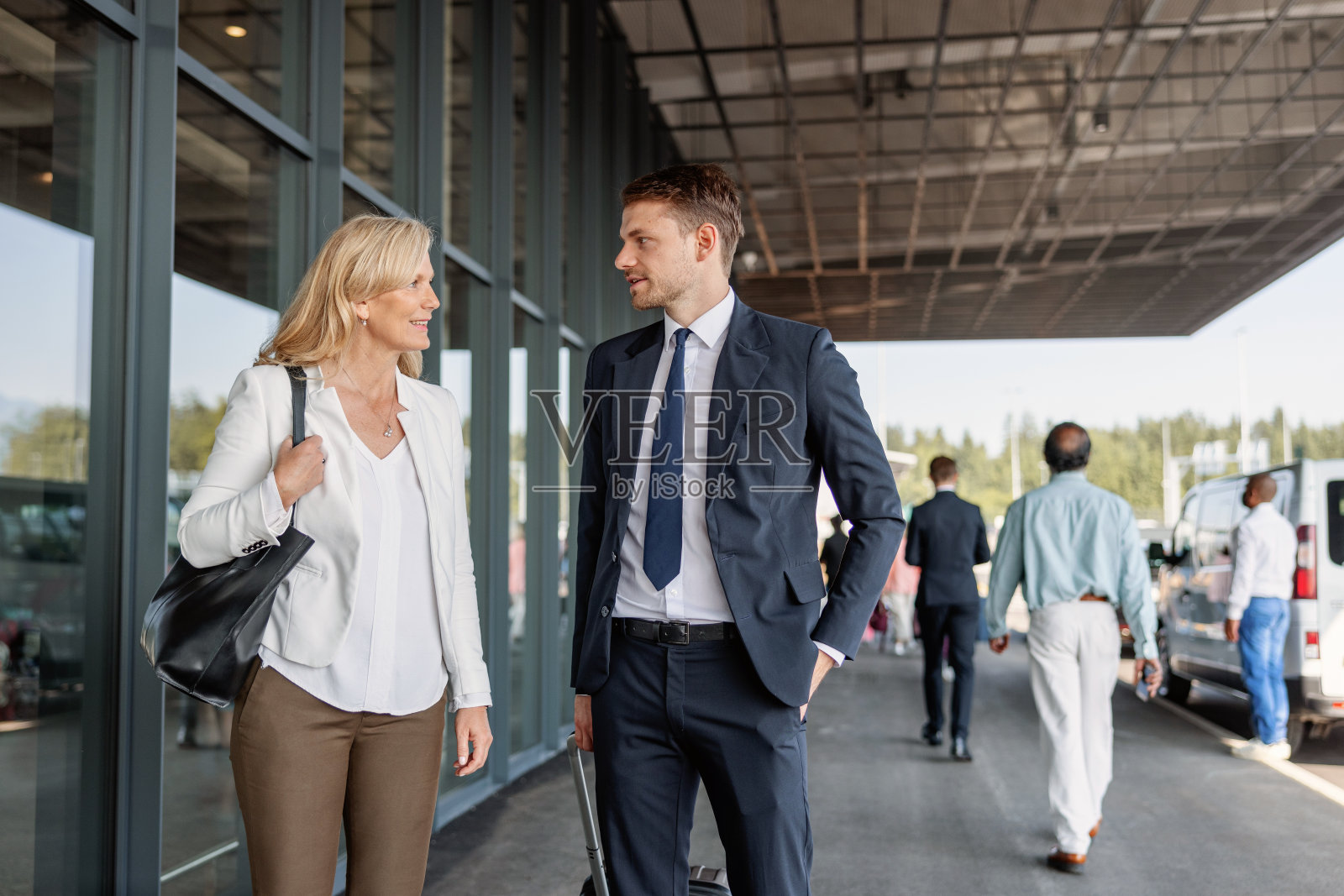 不同年龄的白人同事即将进入机场照片摄影图片