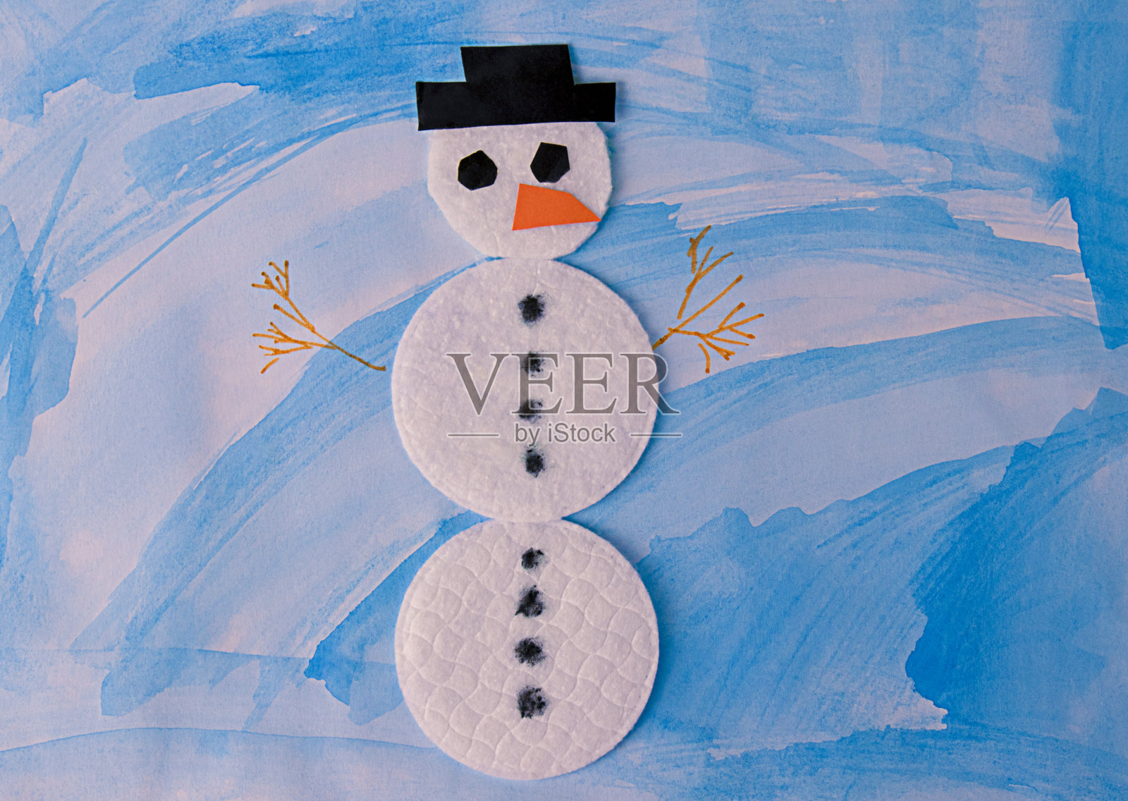 戴着帽子的雪人照片摄影图片