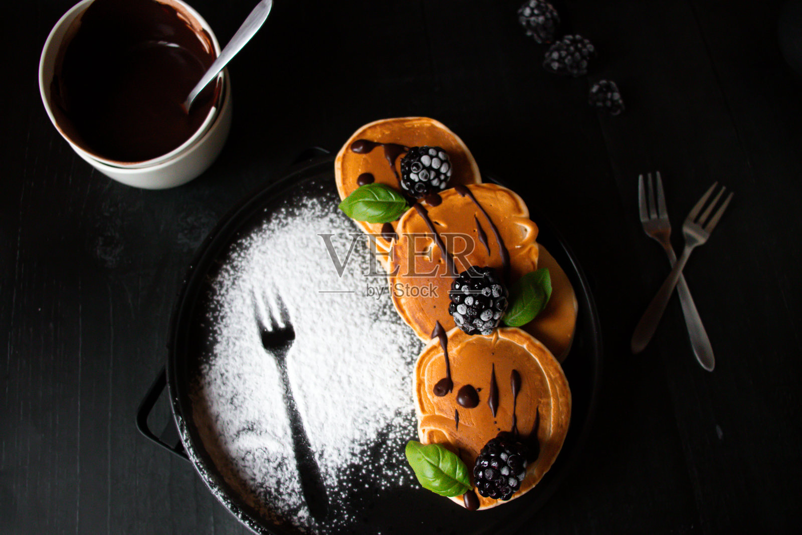 黑木背景上的浆果煎饼。甜点。早餐。照片摄影图片