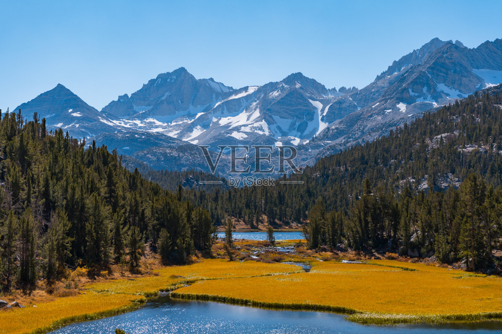 小湖区的秋季徒步旅行景观照片摄影图片