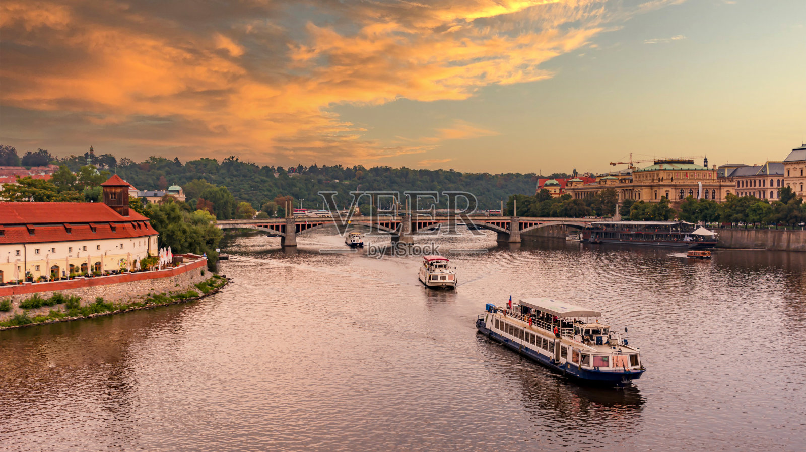 伏尔塔瓦河上的游船照片摄影图片