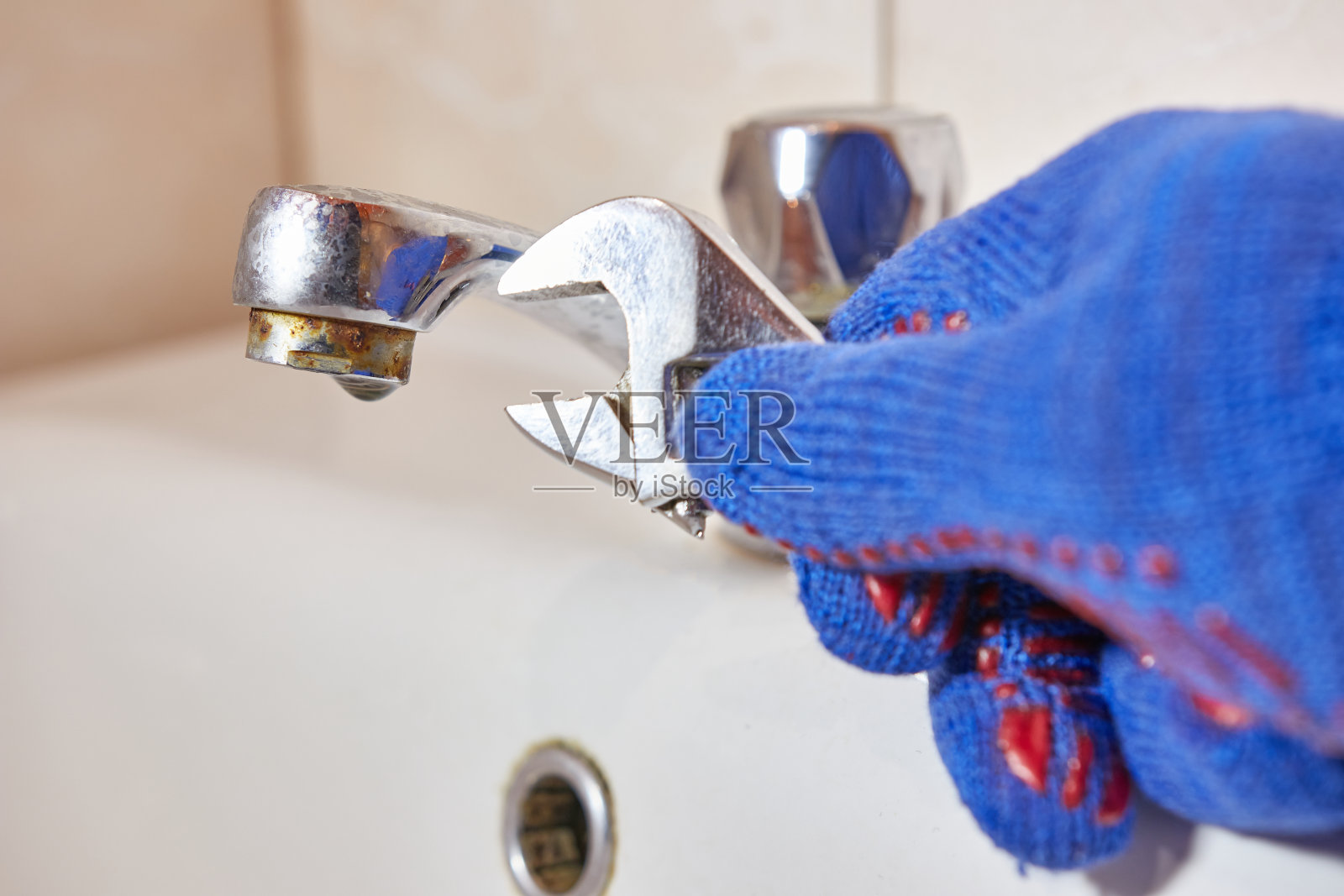 更换水龙头过滤器。管道的工作。照片摄影图片