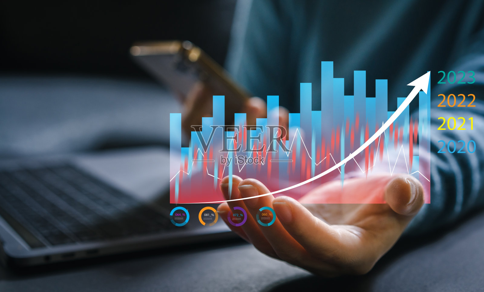 商人持有货币经济增长,图表货币,全球经济,交易者投资者,企业财务增长,股票市场,投资基金,价格,图表,技术和投资照片摄影图片