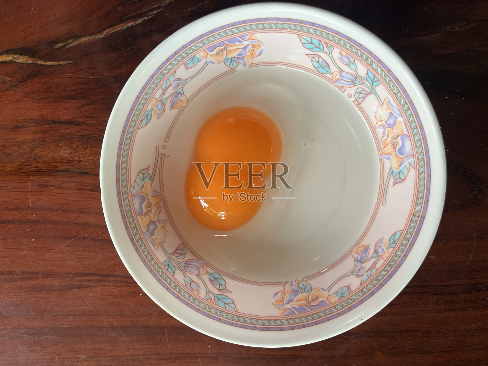 在碗里放两个蛋黄蛋照片摄影图片