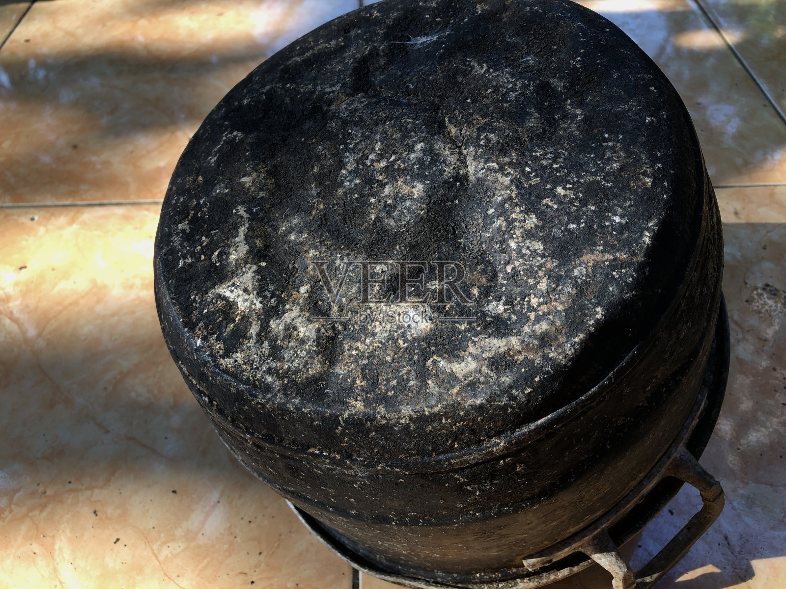 旧铝锅的背面,因使用而有烧焦的纹理照片摄影图片