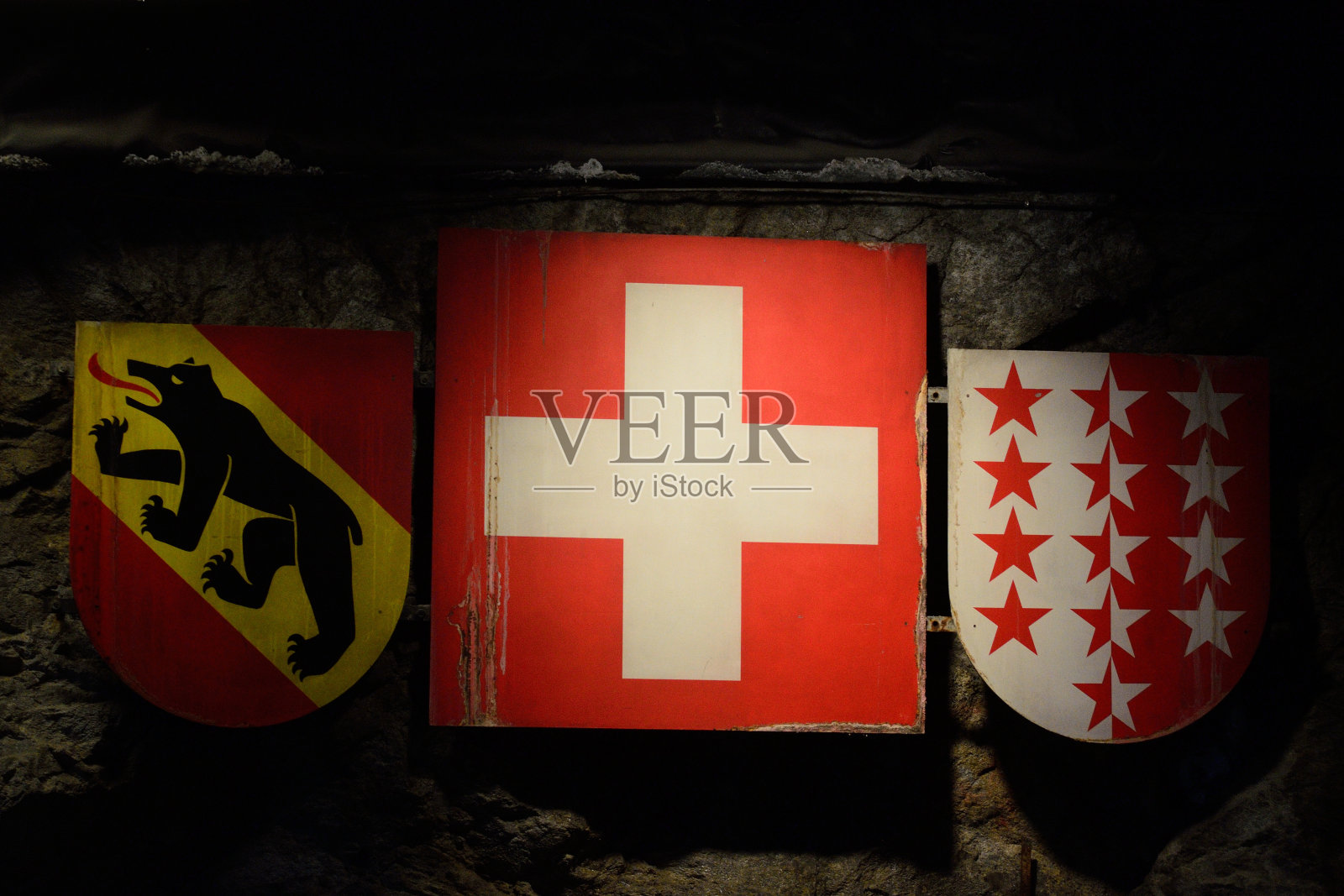 瑞士少女峰的旗帜和盾牌照片摄影图片