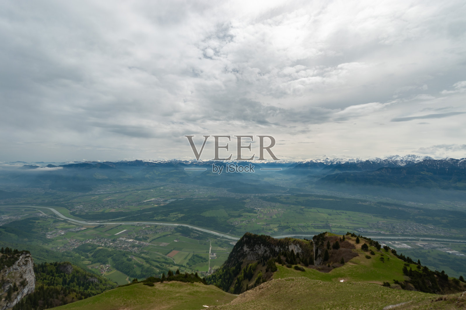 从瑞士的霍赫·卡斯滕山顶俯瞰莱茵河流域照片摄影图片