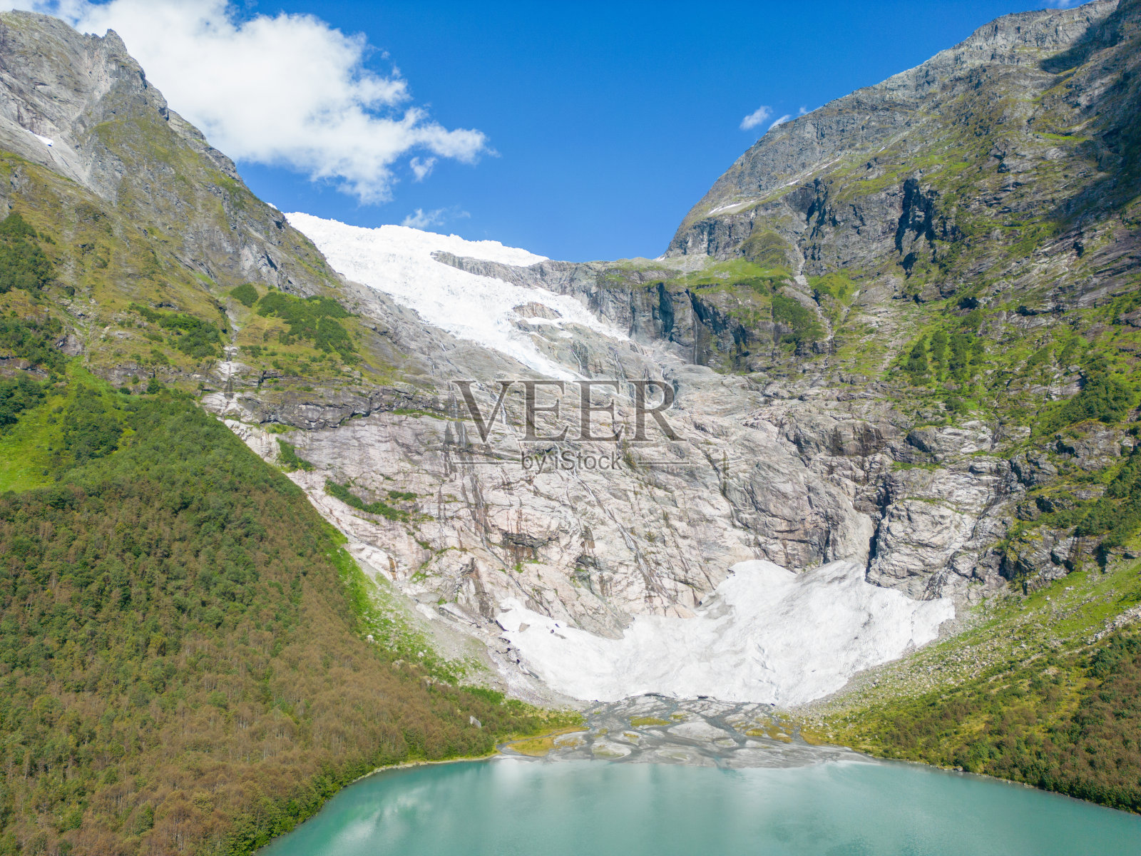 鸟瞰挪威的湖泊和冰川照片摄影图片