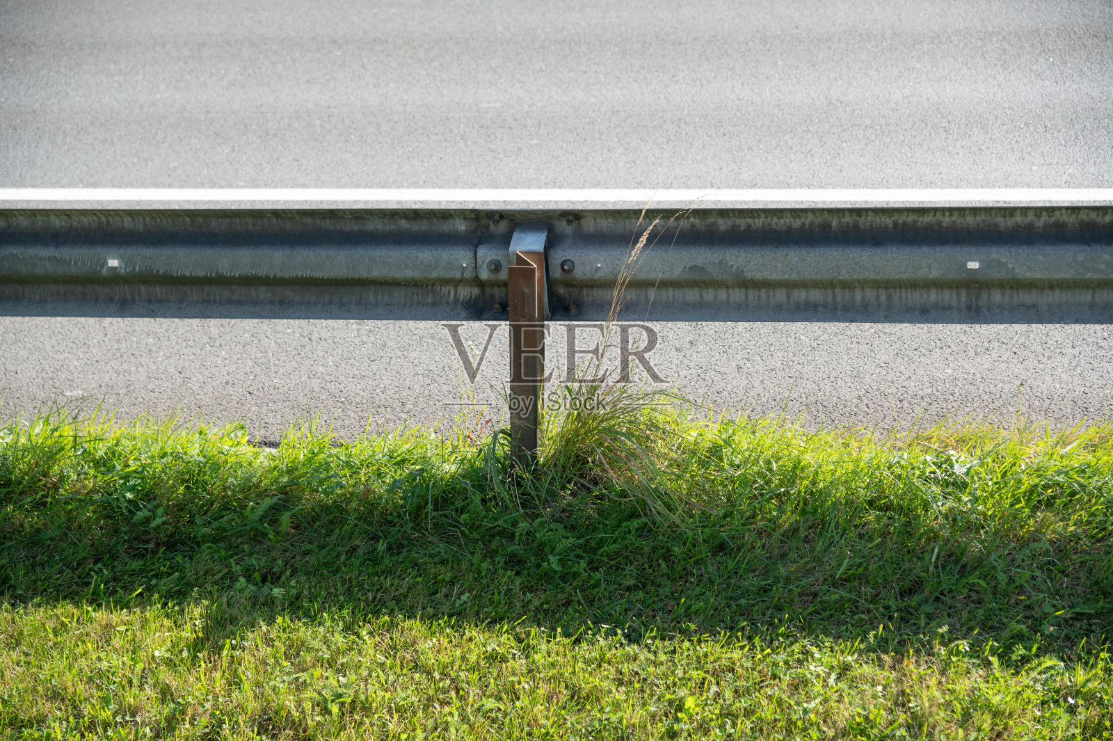 道路上的护栏照片摄影图片