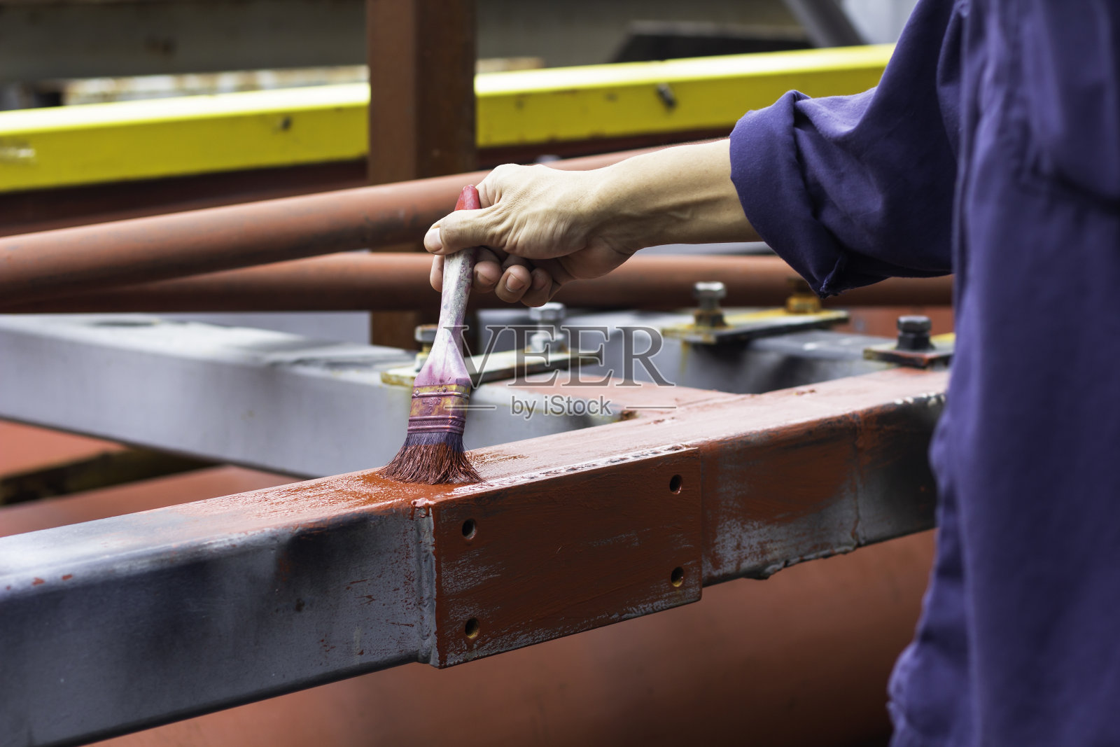 工厂内的防锈涂漆钢管照片摄影图片