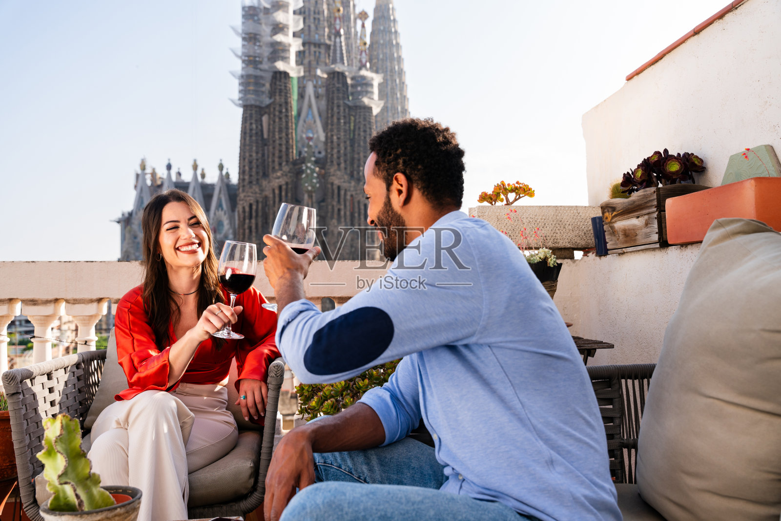 多种族美丽幸福的情侣在巴塞罗那约会照片摄影图片