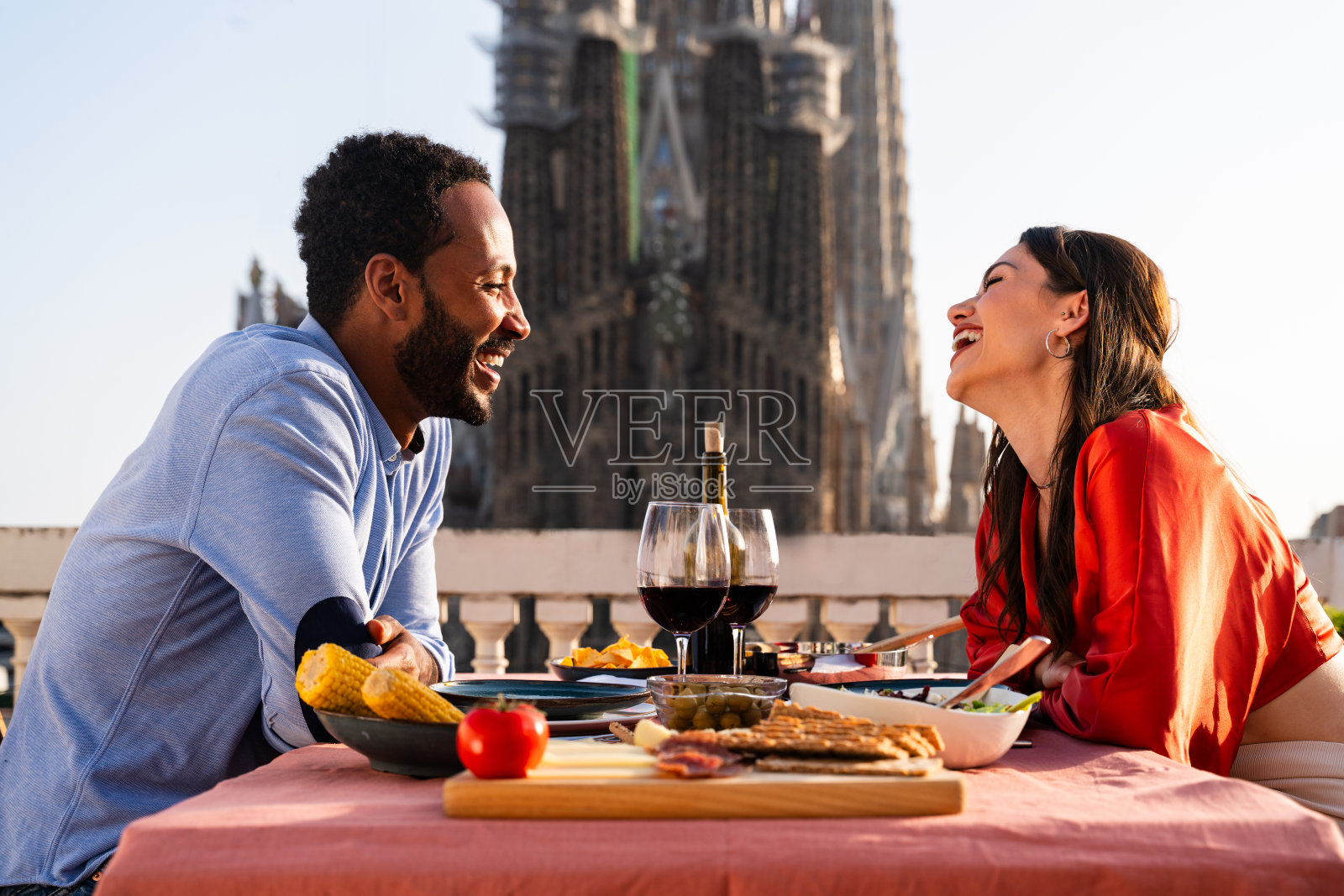 多种族美丽幸福的情侣在巴塞罗那约会照片摄影图片