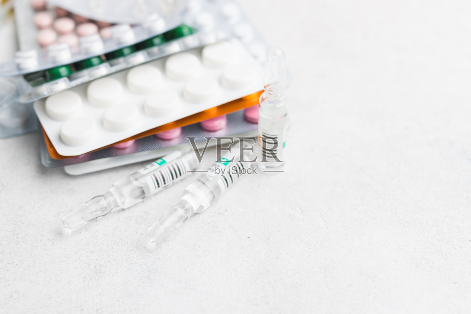 堆各种药片和片剂在吸塑包装白色背景,保健和医药的概念照片摄影图片