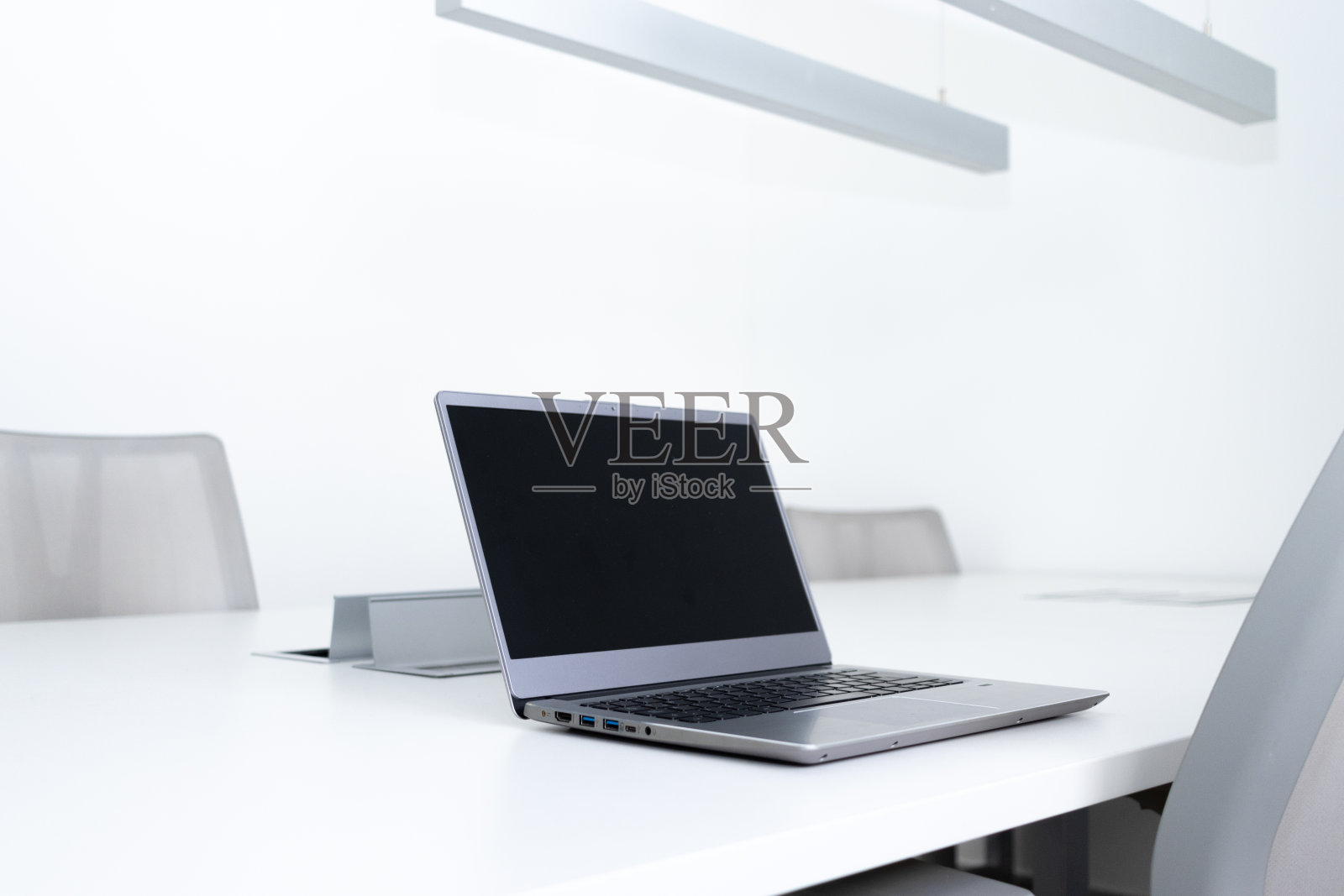 在共享的工作台上打开笔记本电脑。相互协作的概念。照片摄影图片