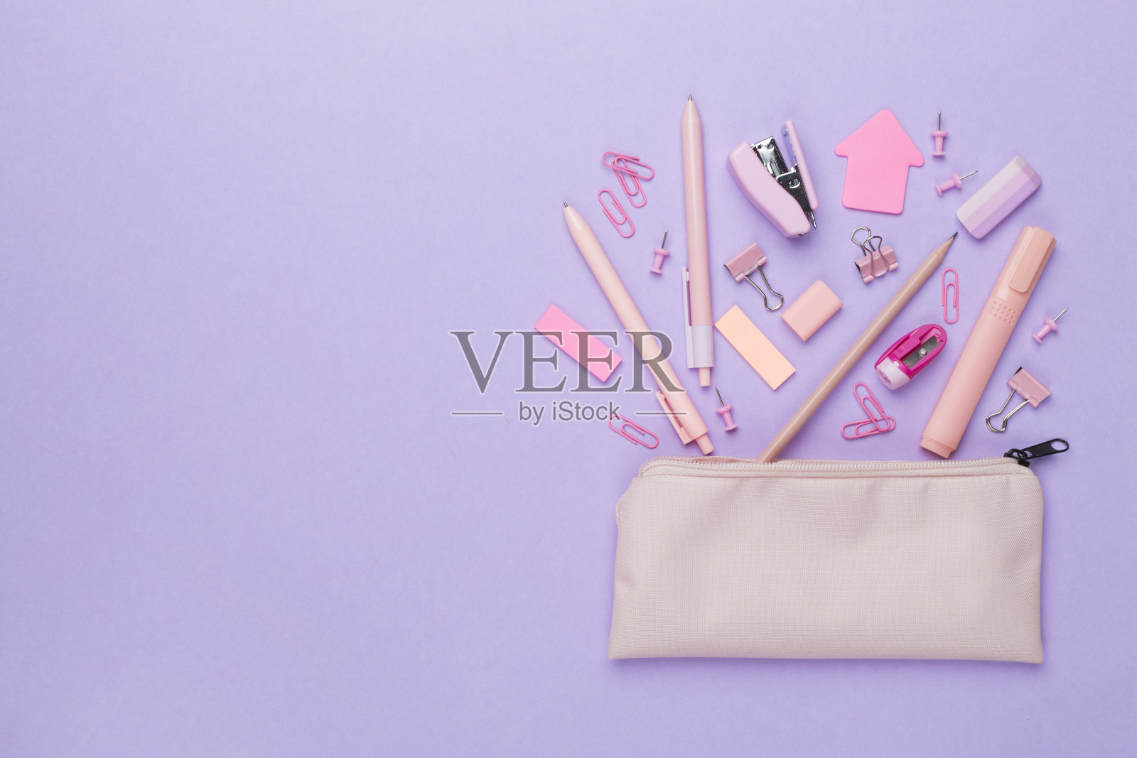 粉红色文具盒与学校文具的彩色背景,俯视图照片摄影图片