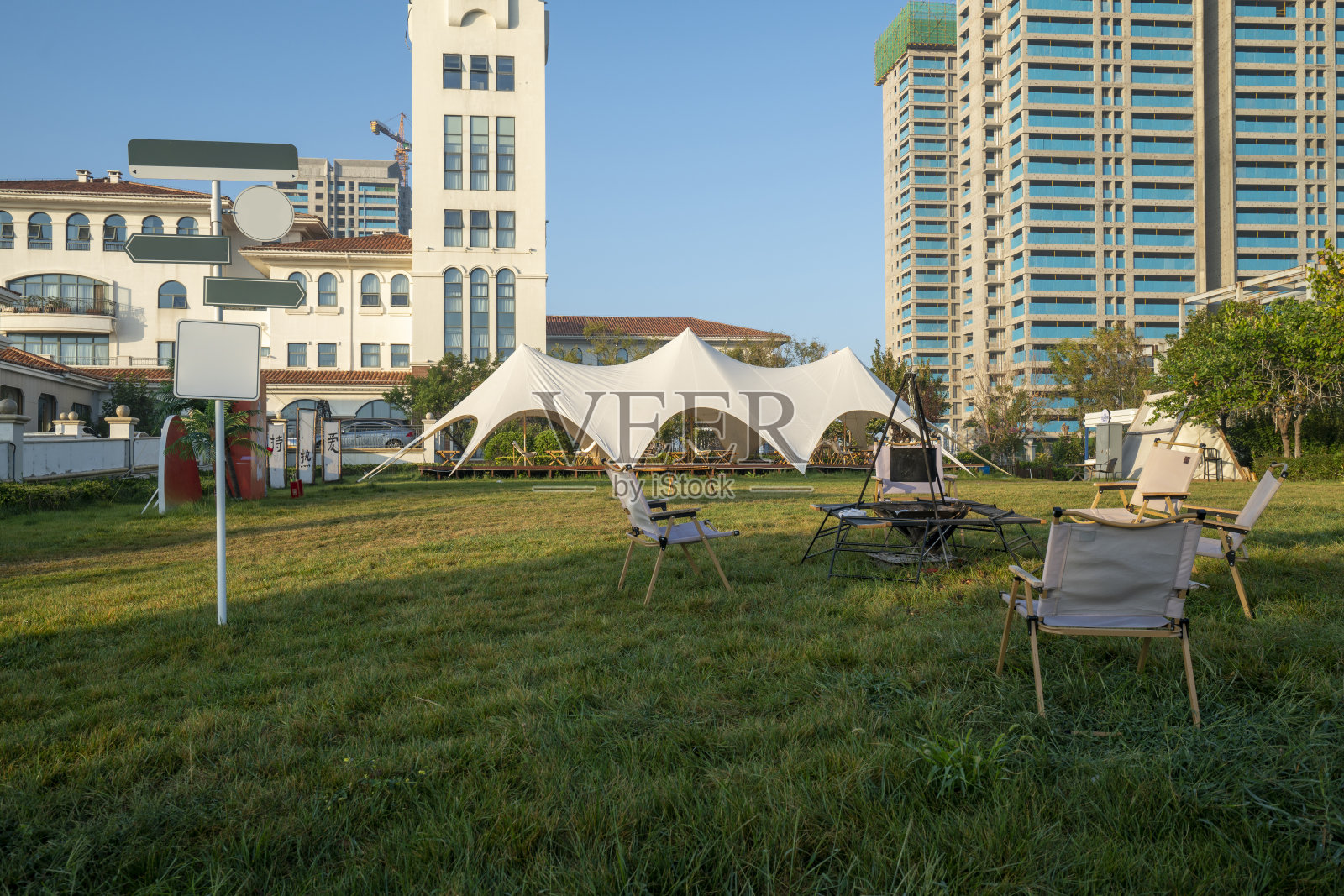 草坪营地照片摄影图片