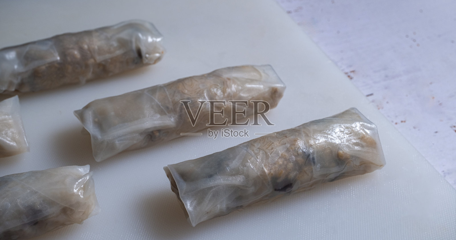 春卷填馅后再油炸照片摄影图片