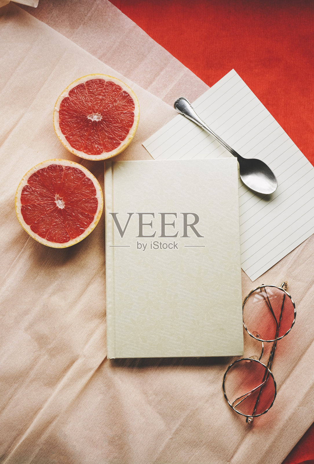 平铺背景图像与一个优雅的日记包围的普通对象在鲜艳的颜色照片摄影图片