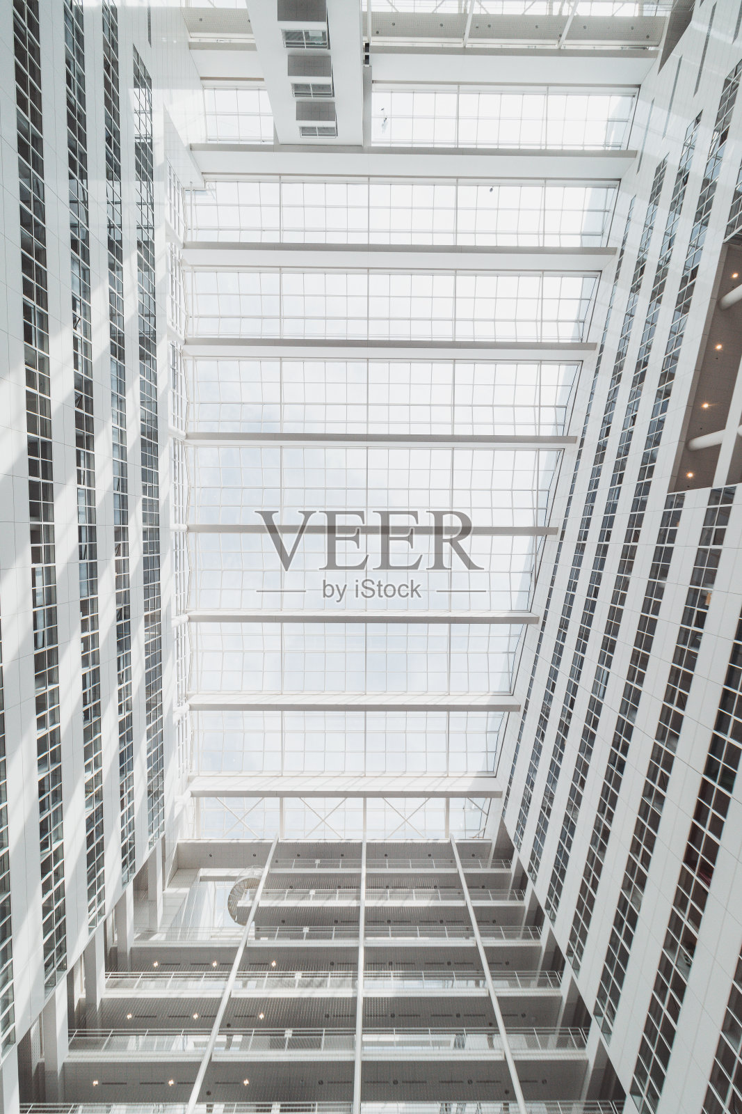 海牙市政厅令人惊叹的建筑设计,全白,有很多窗户,光线充足。建筑的可持续性。荷兰照片摄影图片