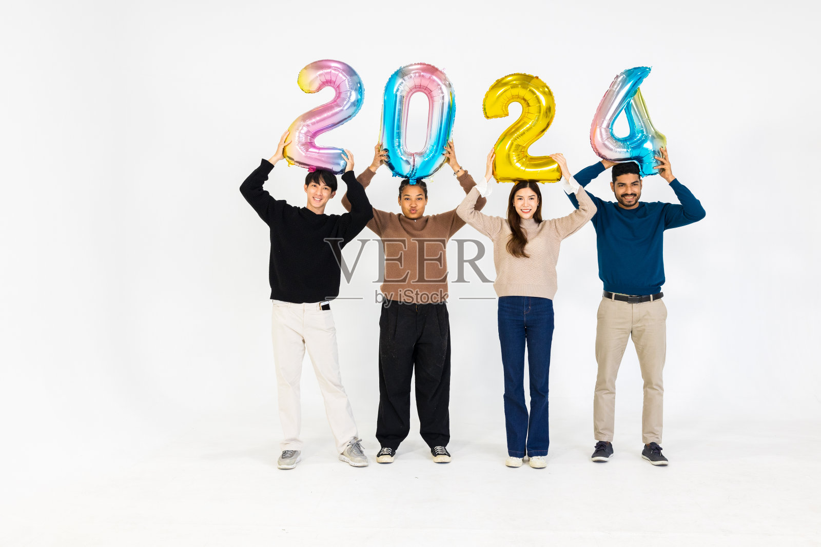 新的一年,新的开始:快乐的一群朋友迎接2024,白色背景上的微笑和团结照片摄影图片